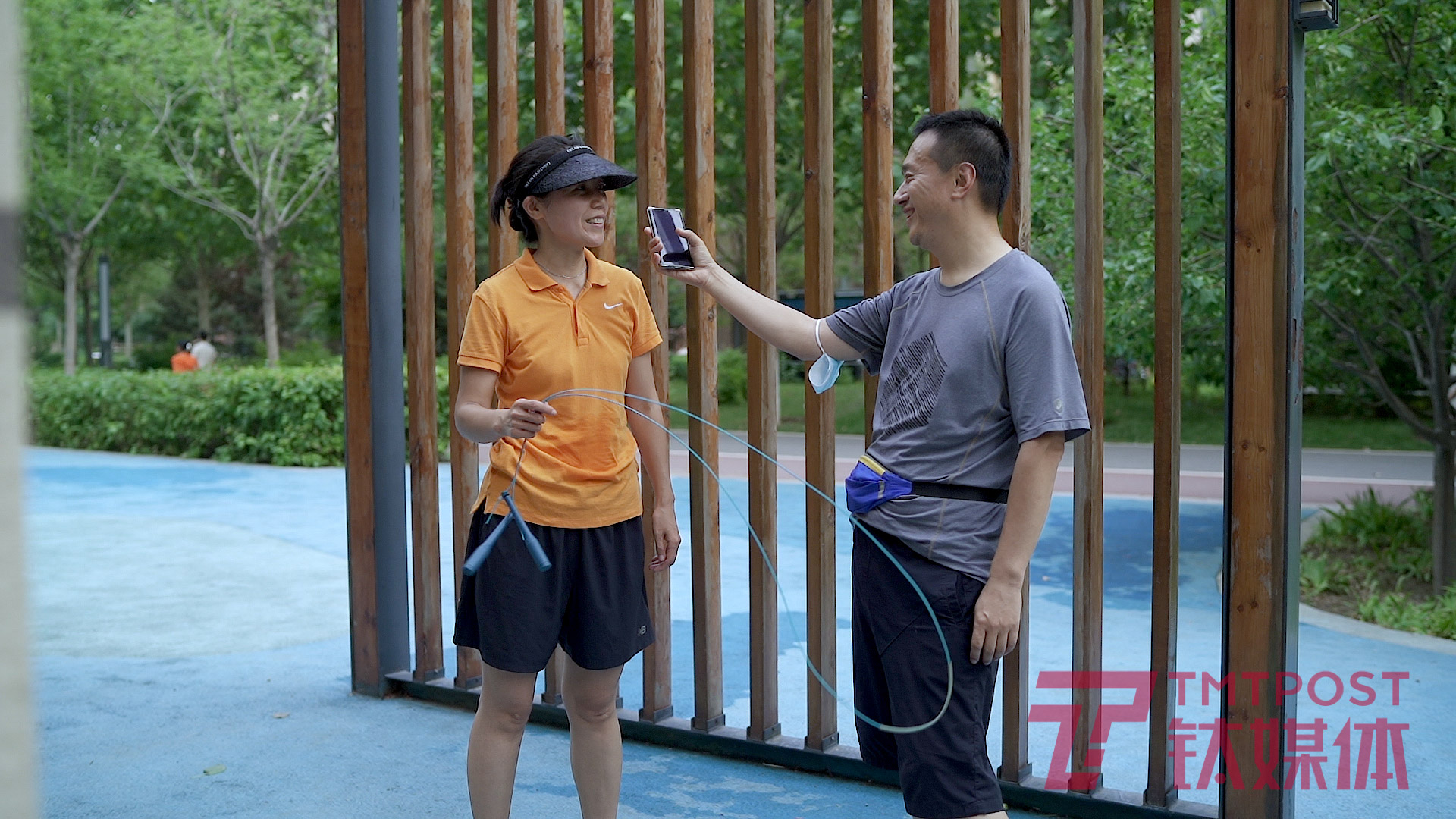 2022年6月9日，北京，张梦薇和丈夫在小区锻炼身体。