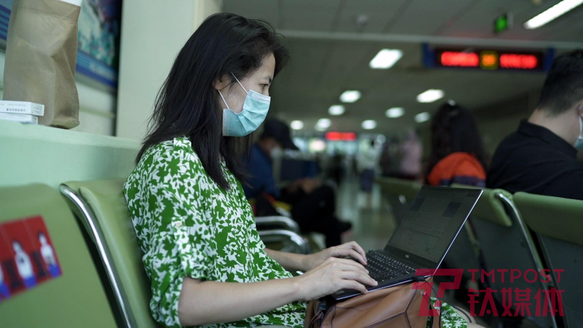 2022年6月24日，北京，张梦薇在医院候诊厅共工作。