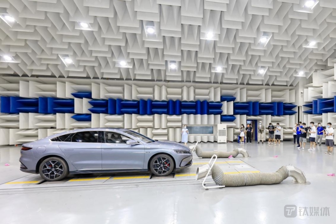 图为比亚迪整车四驱半消声室