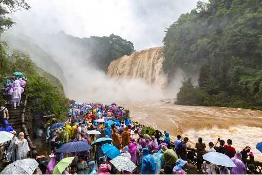 6月19日，游客观看黄果树瀑布，图片来源@视觉中国