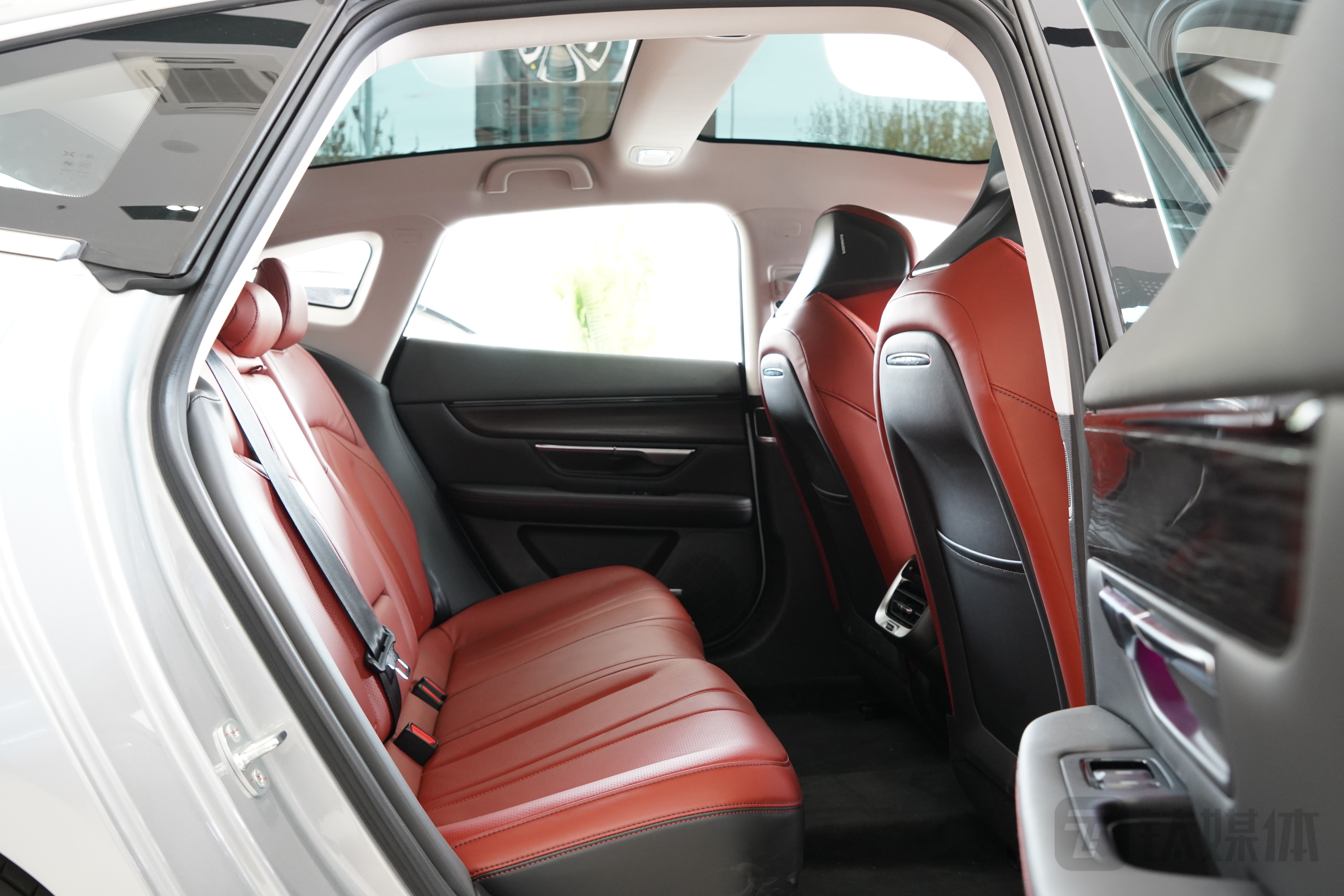 小鹏P7的轴距虽然在对比中胜出，但似乎并没有为乘客提供更大的腿部空间、