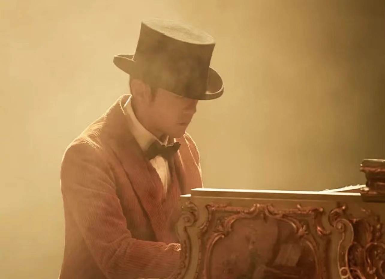 (题图来源《最伟大的作品》MV截图。)