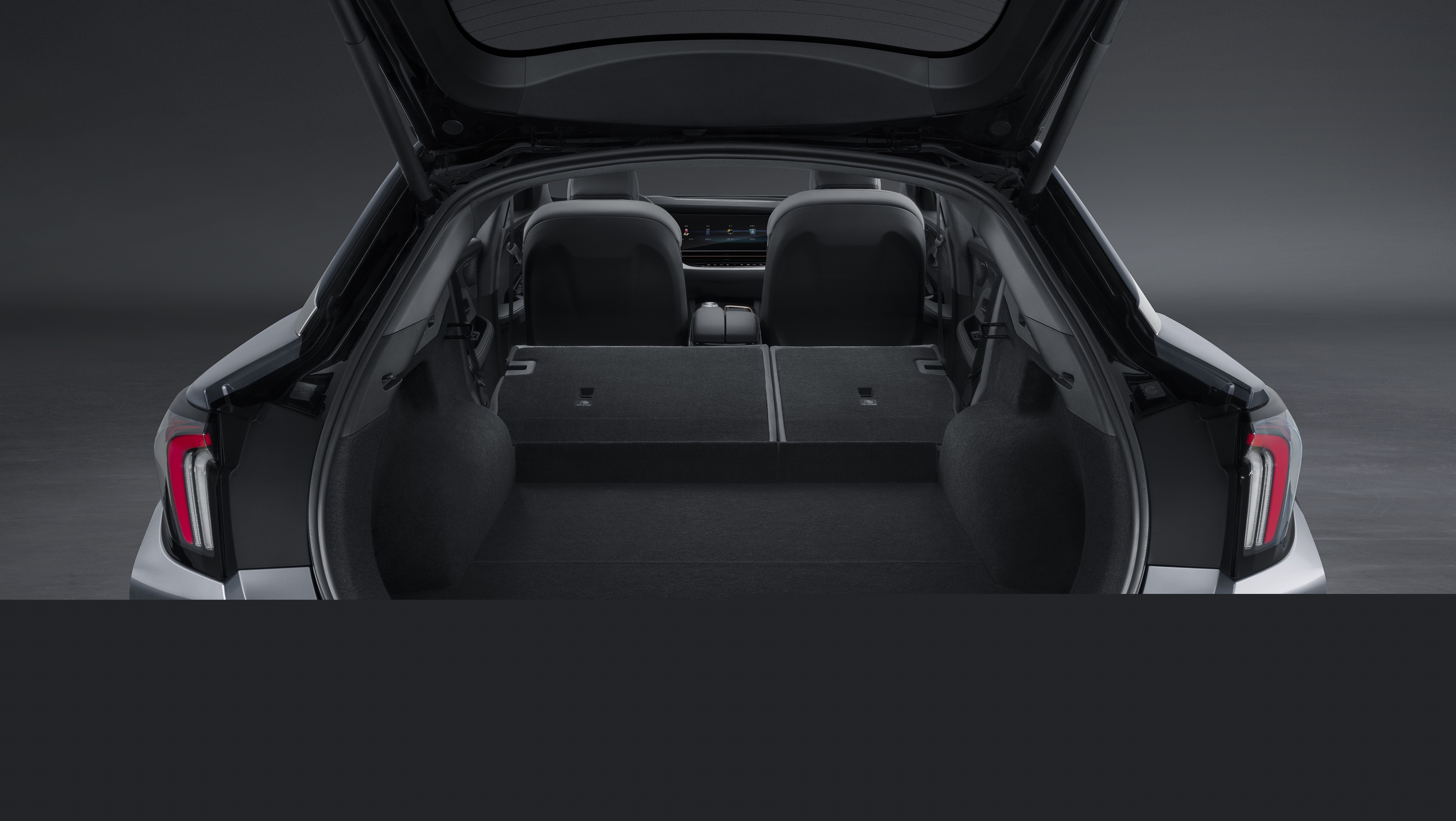 极狐阿尔法S的掀背式尾门使得后备箱取放物品极为轻松