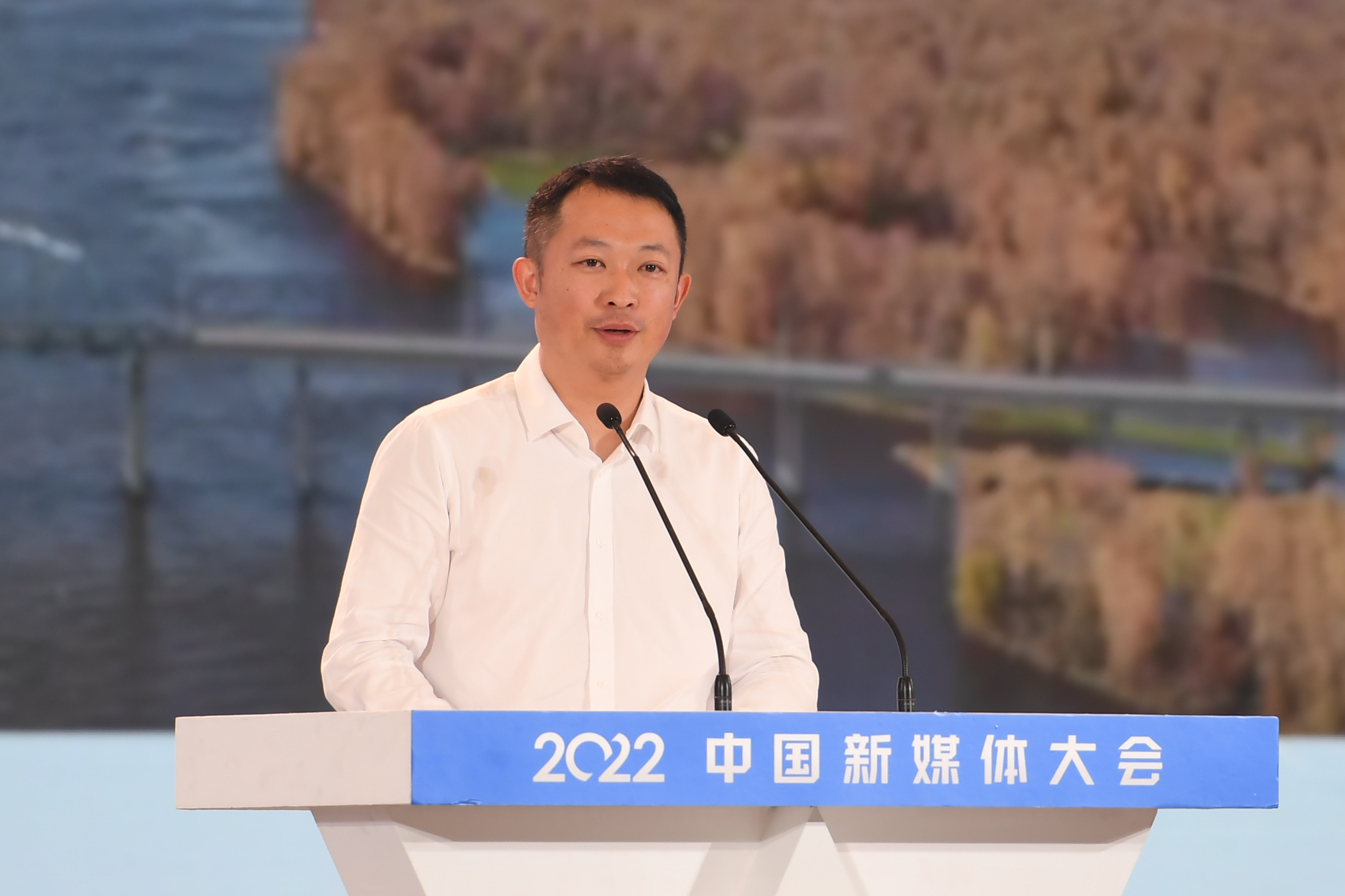 知乎创始人、董事长兼CEO周源