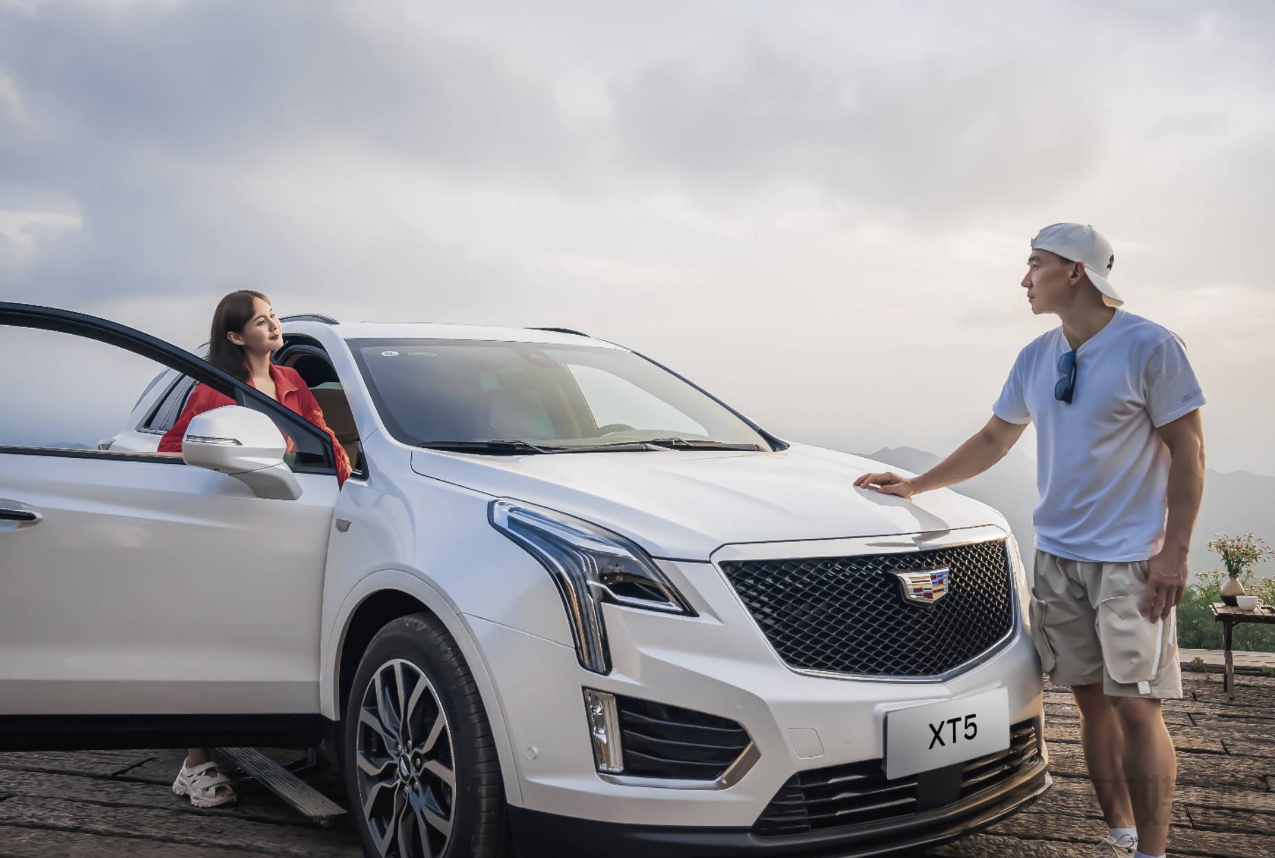 40万就能拿下的豪华中型SUV，凯迪拉克XT5和奔驰GLC你选哪一个？