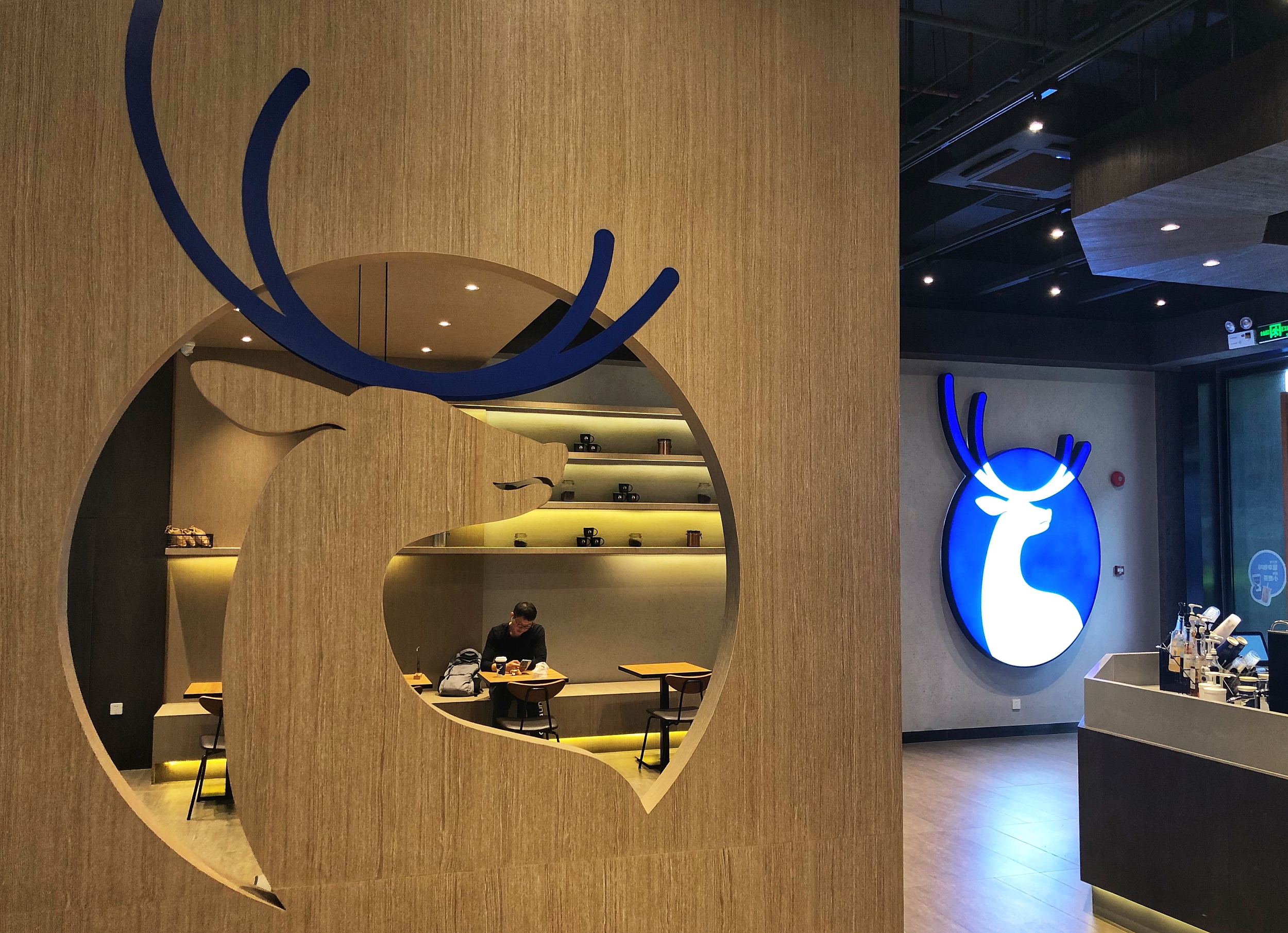 【钛晨报】瑞幸咖啡Q2净营收33亿元人民币，同期增长72.4%；软银单季亏234亿美元创纪录；抖音：不存在对东方甄选限流的情况