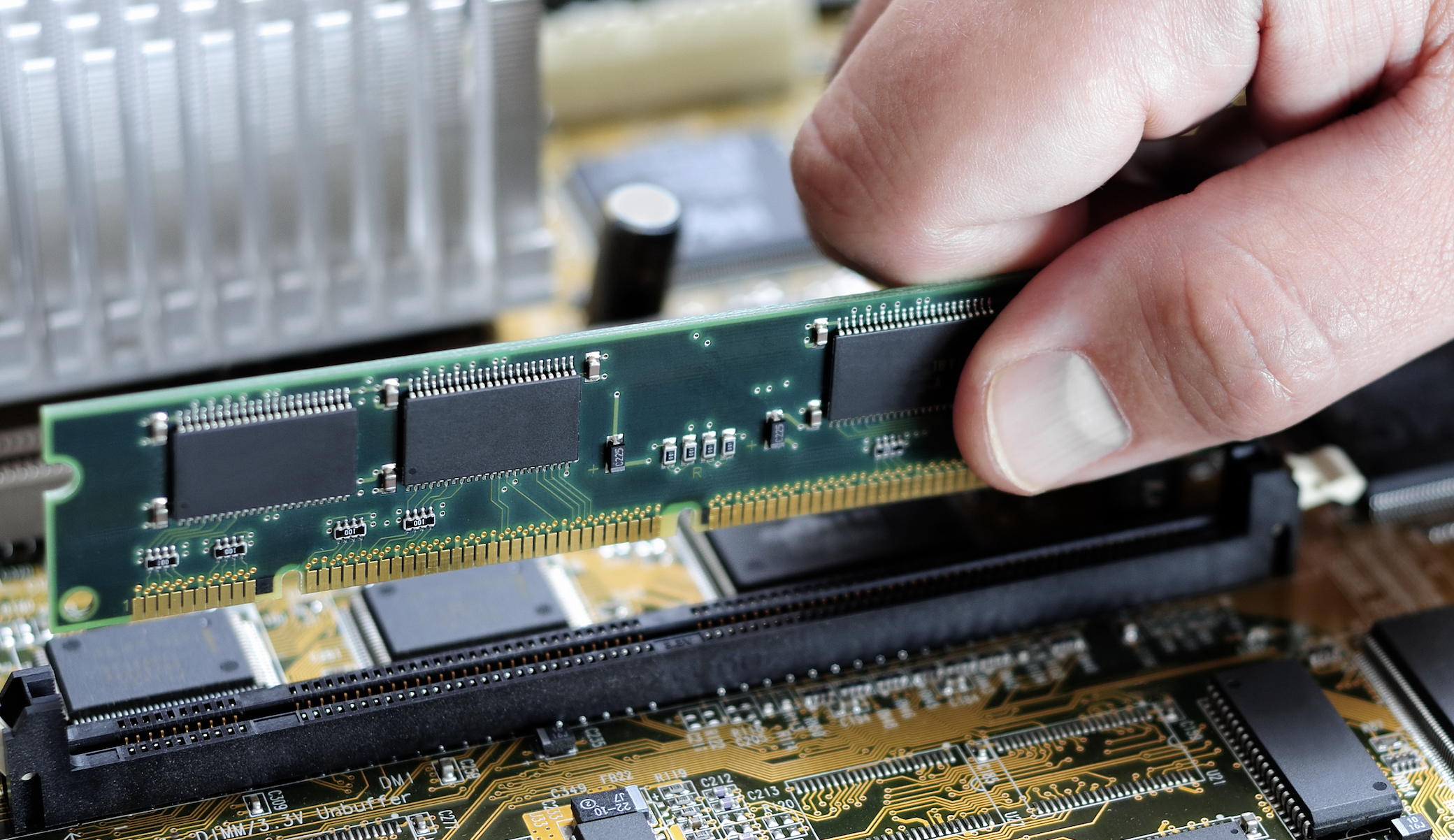 ​SSD量价齐跌，大厂如何自救？