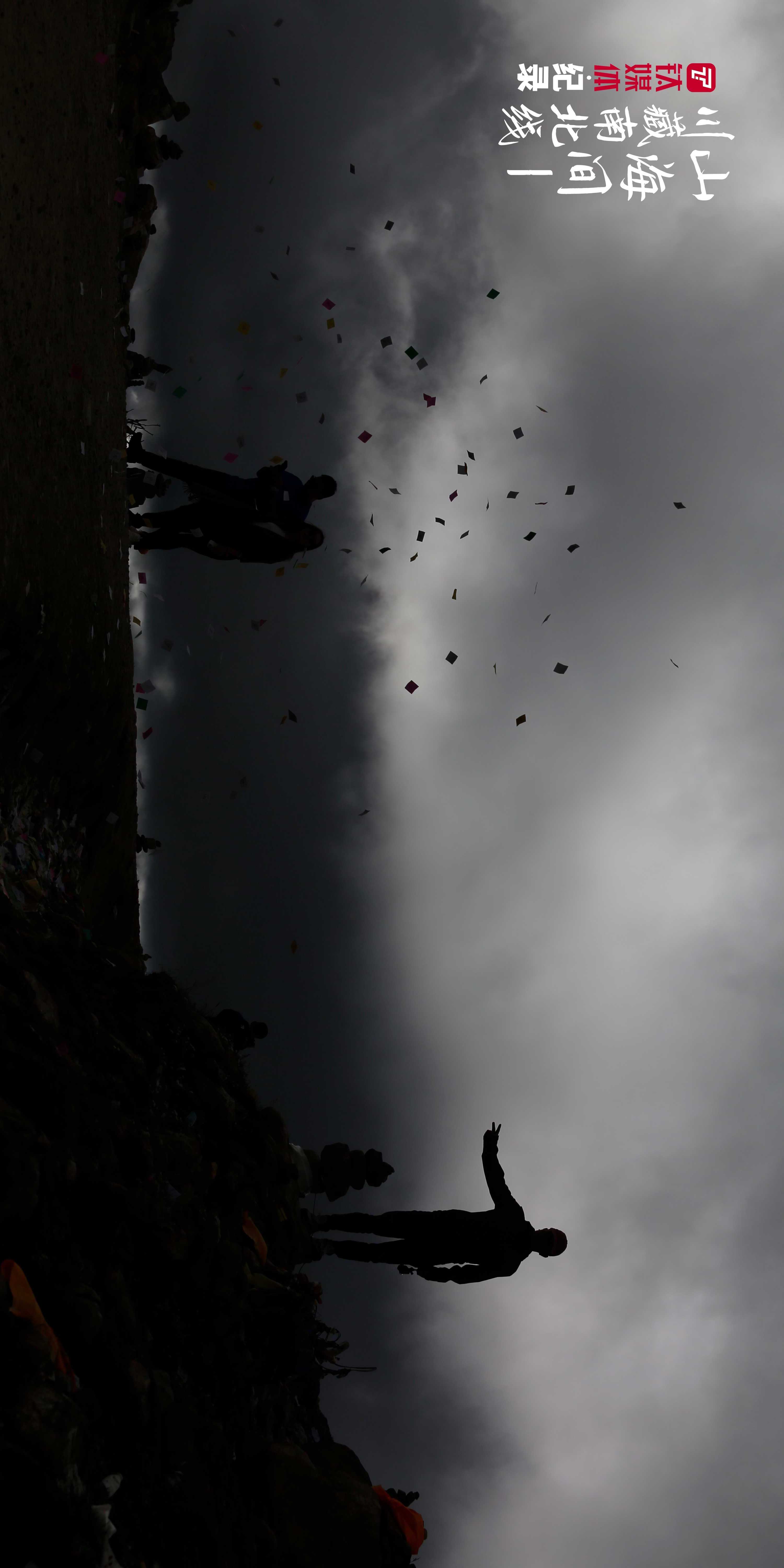 色季拉山口，撒龍達(dá)祈福的游客。