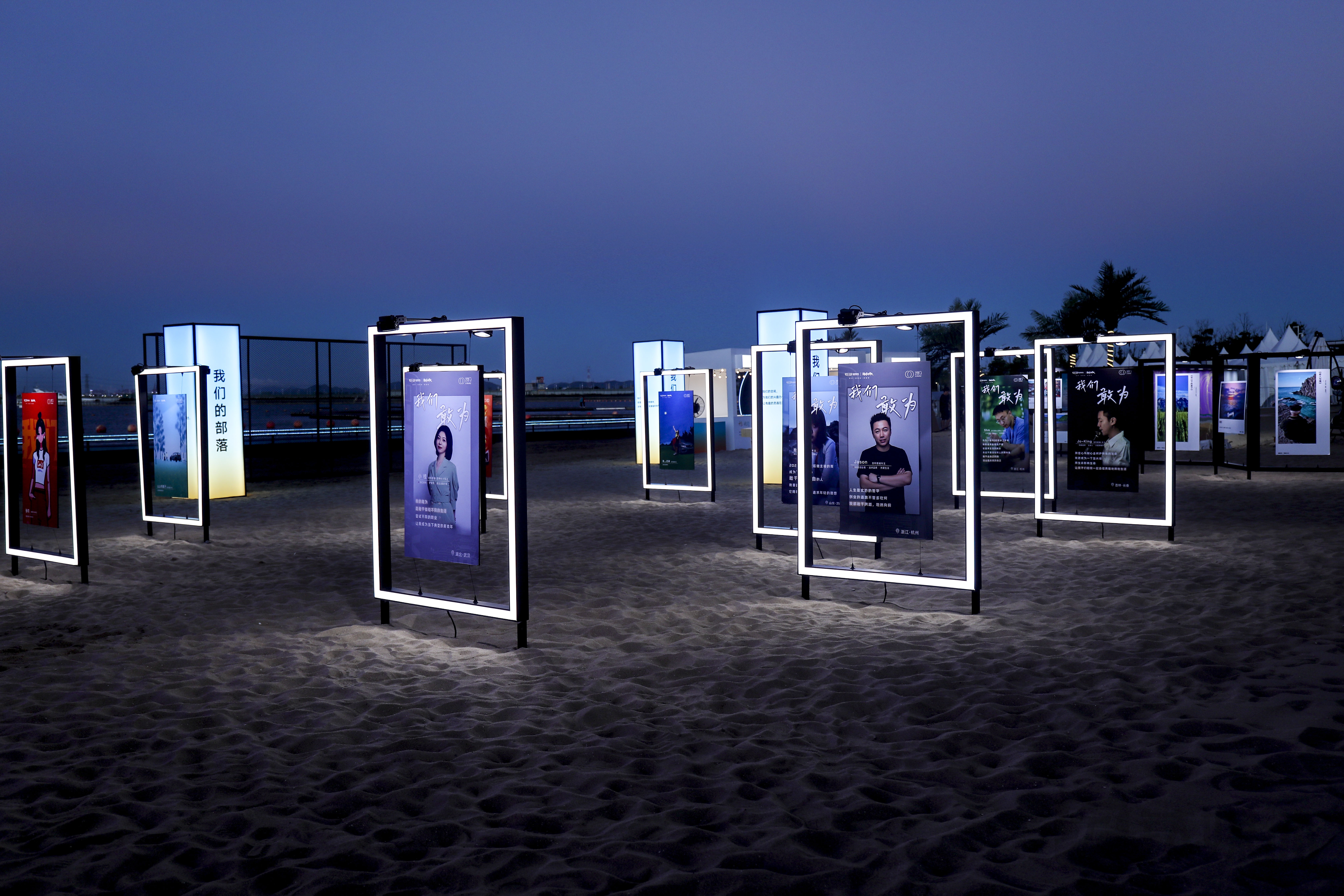 出现在发布会现场的照片墙上都是吉利的车主。