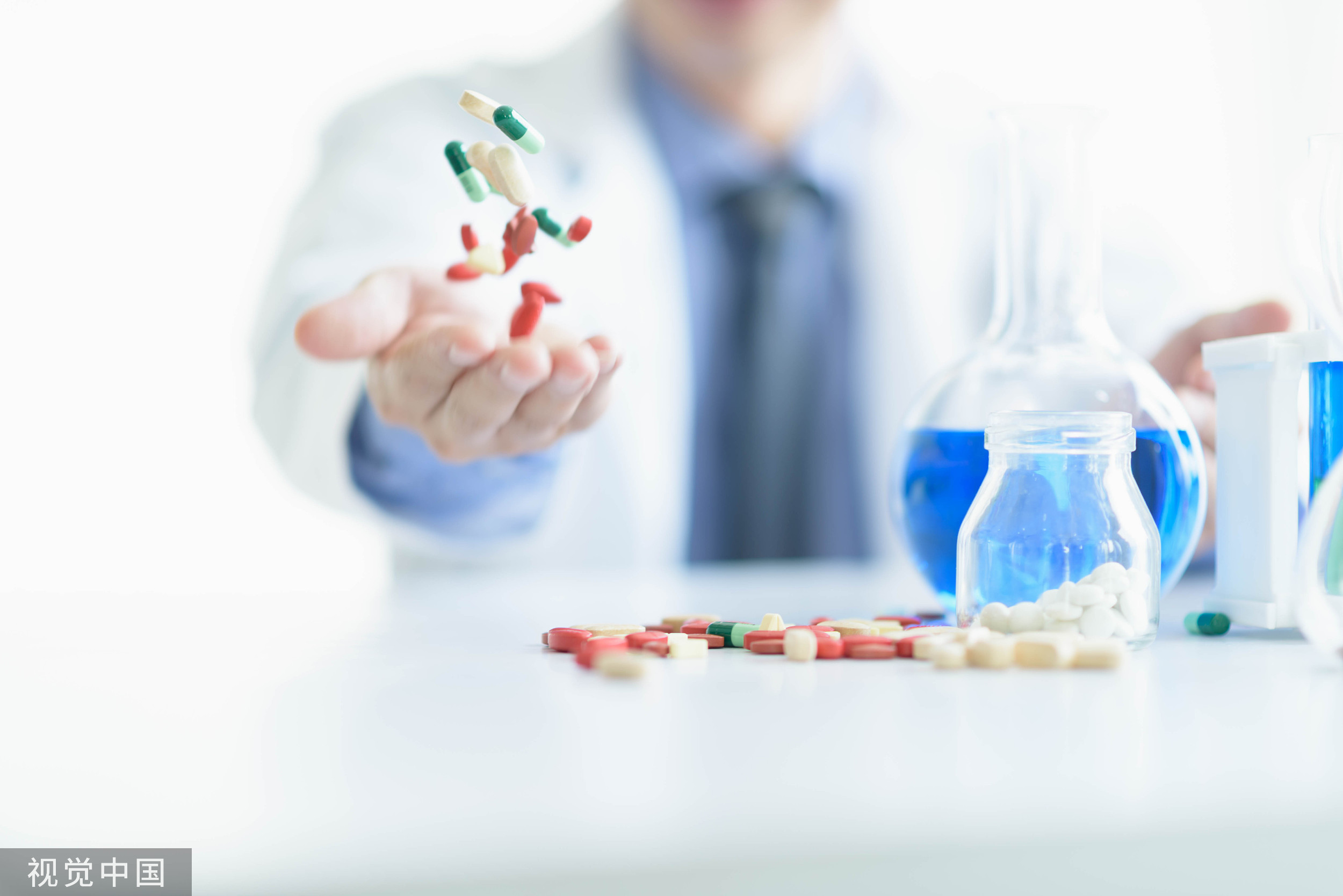 恒瑞医药上半年营收净利双降，业绩暴雷还是利空出尽？| 看财报