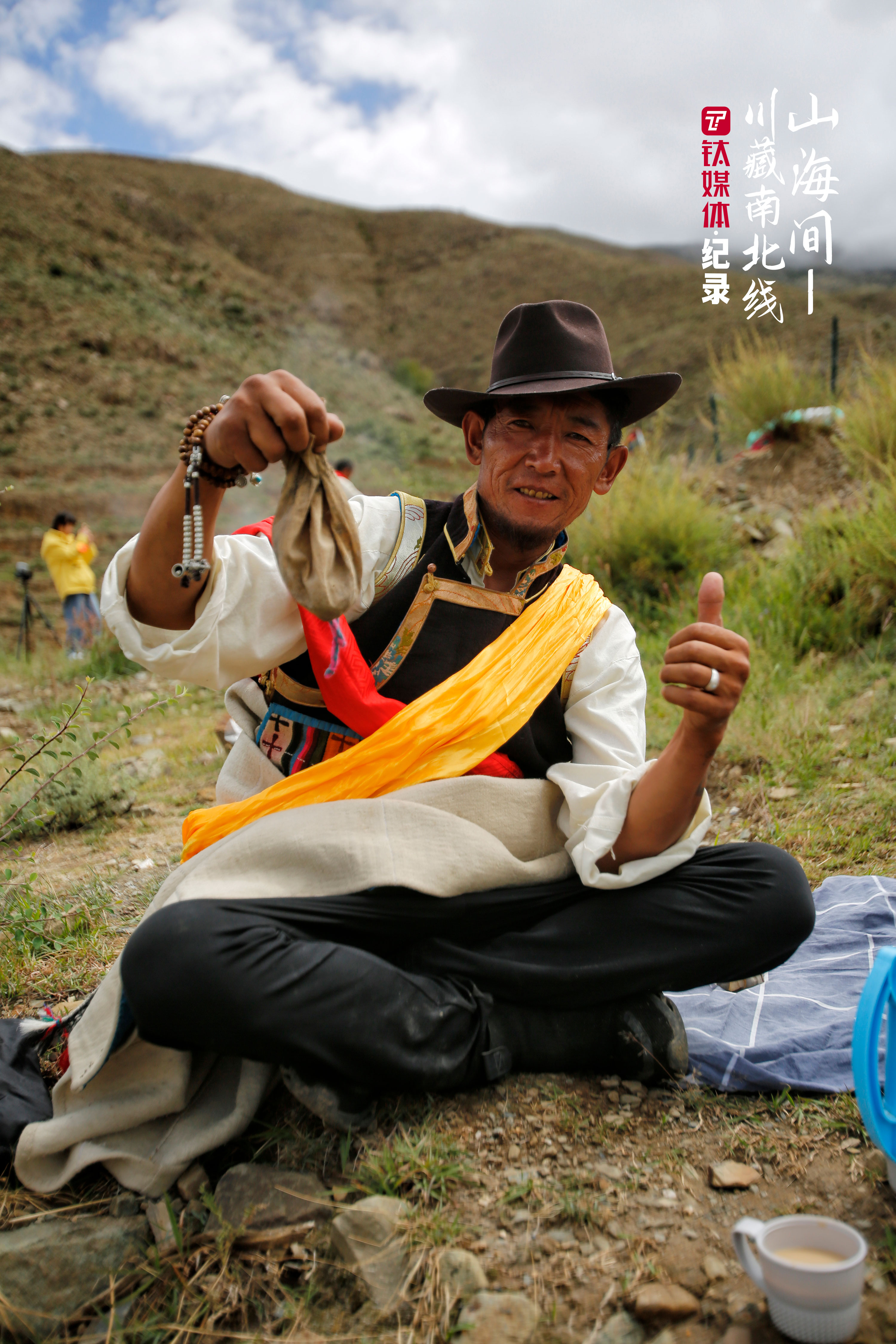 慶祝望果節(jié)的藏族村民用青稞、酥油點燃桑煙祭拜神靈。