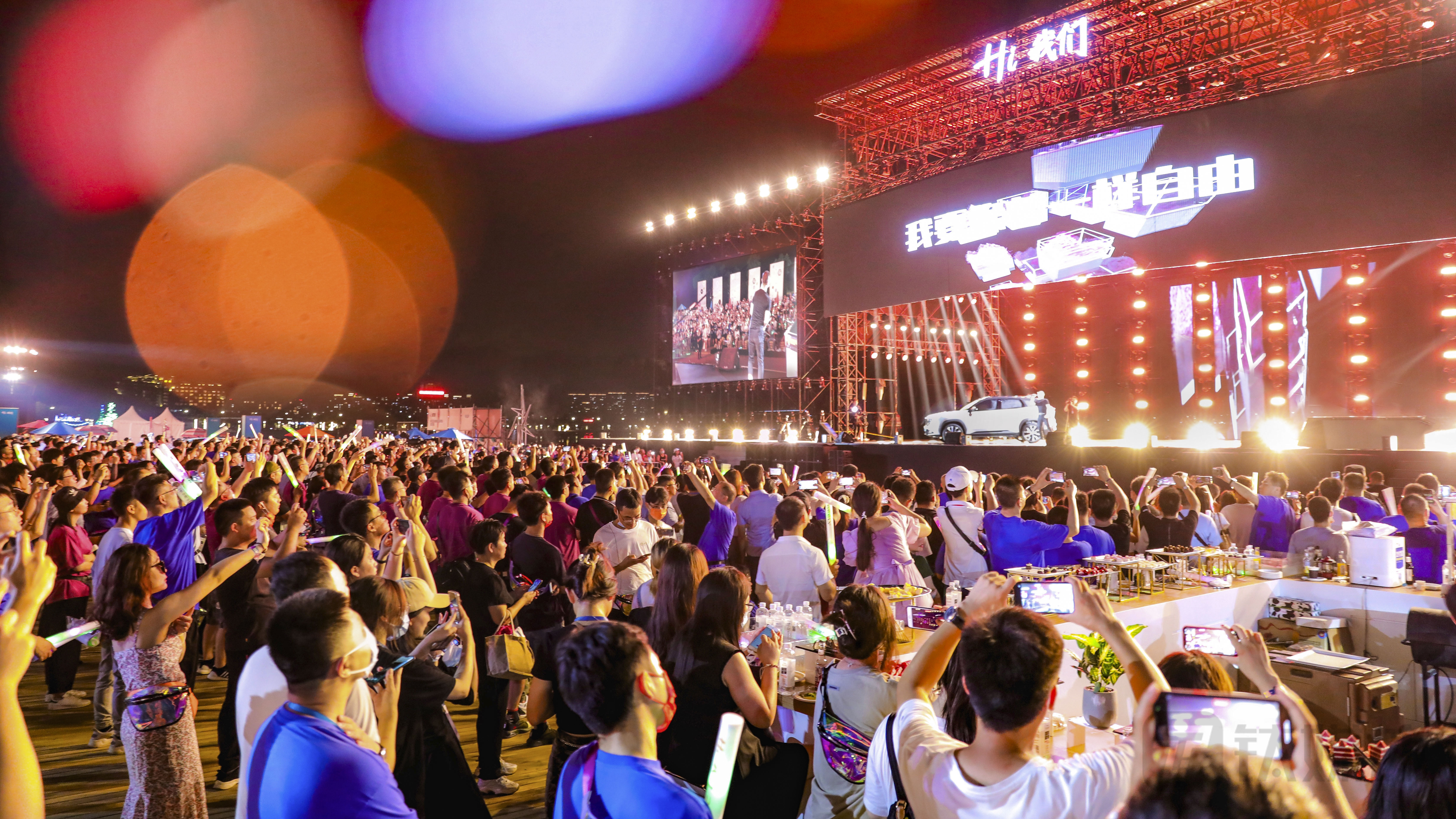 在FX11的发布现场，台下人群中更多的是吉利的车主用户。