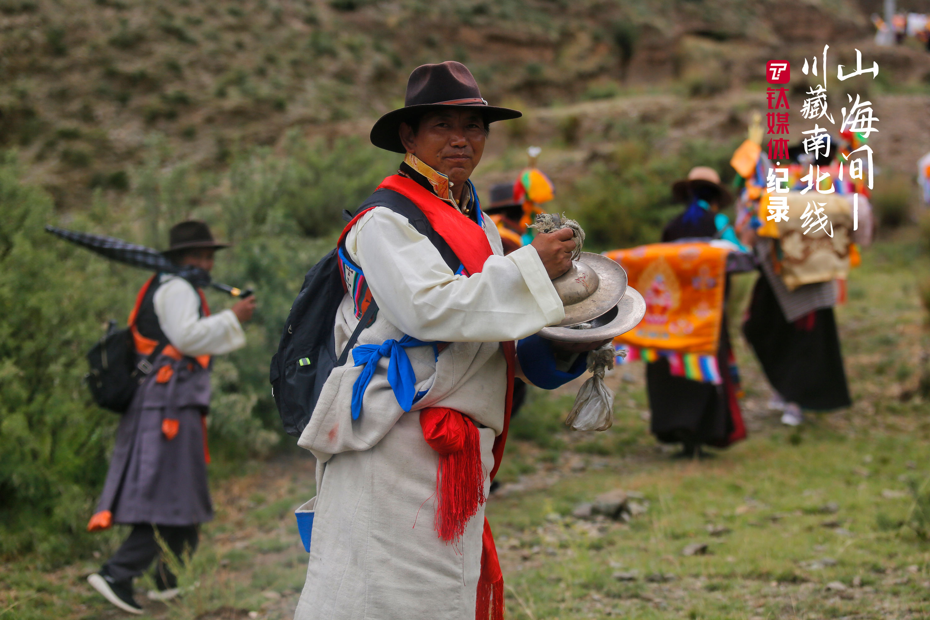 庆祝望果节的藏族村民。