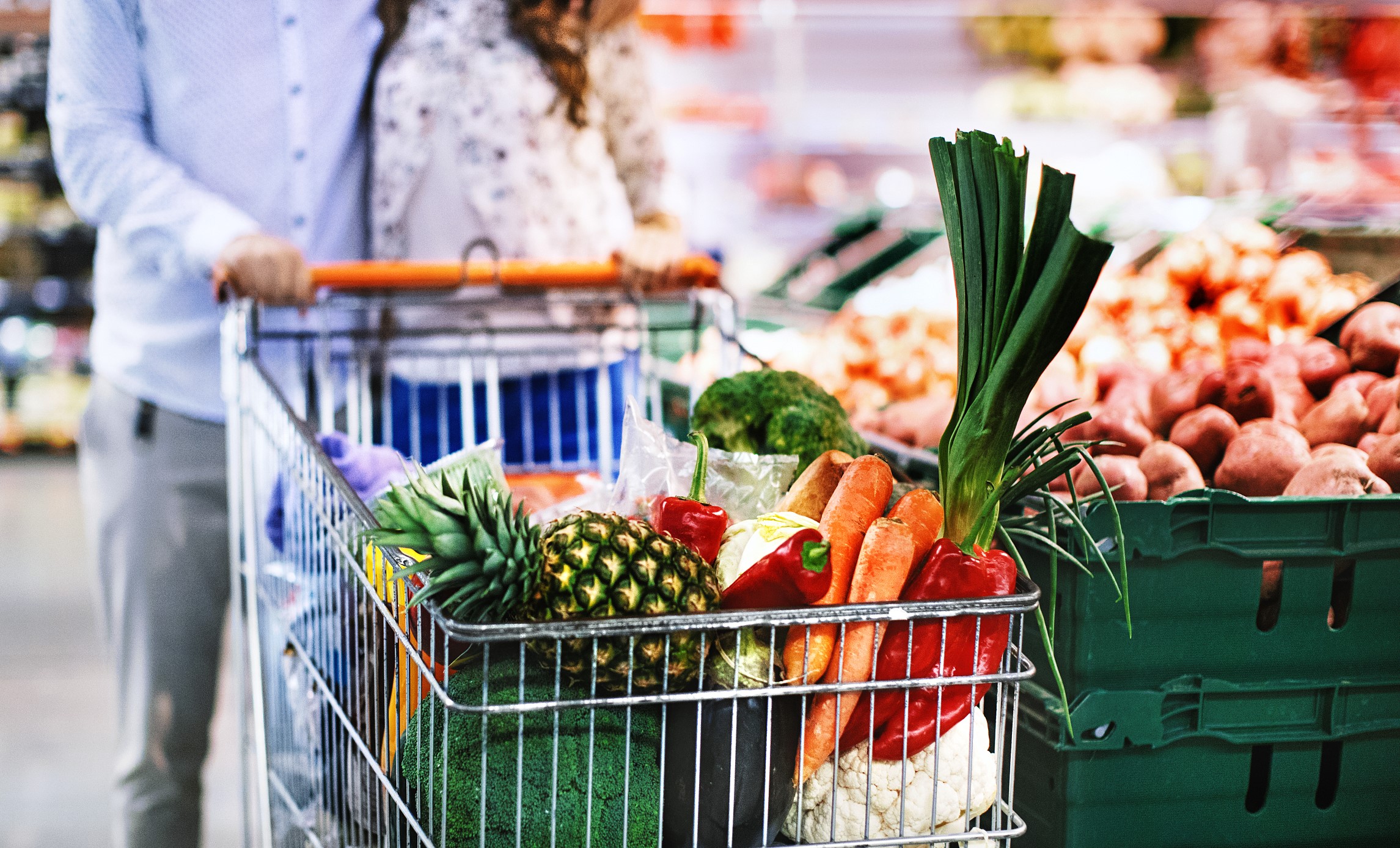 21家上市商超季度营收环比下滑，集体退守区域、加码线上 | 钛媒体焦点