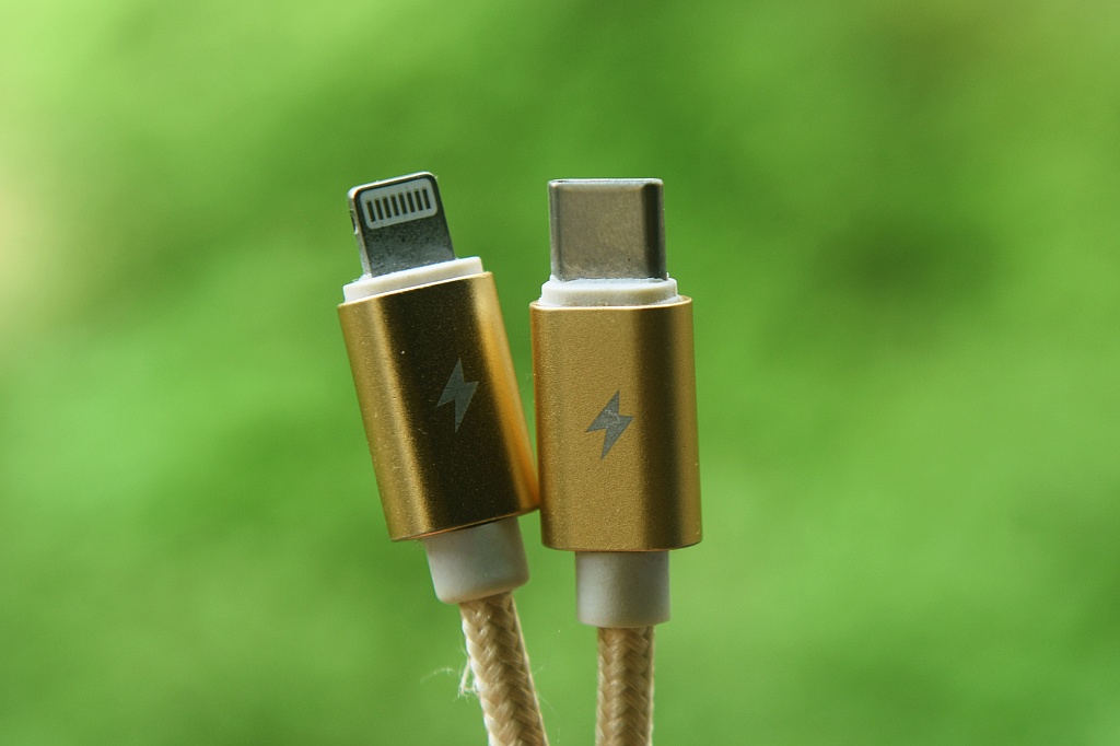 苹果怎么还没干掉Lightning线？