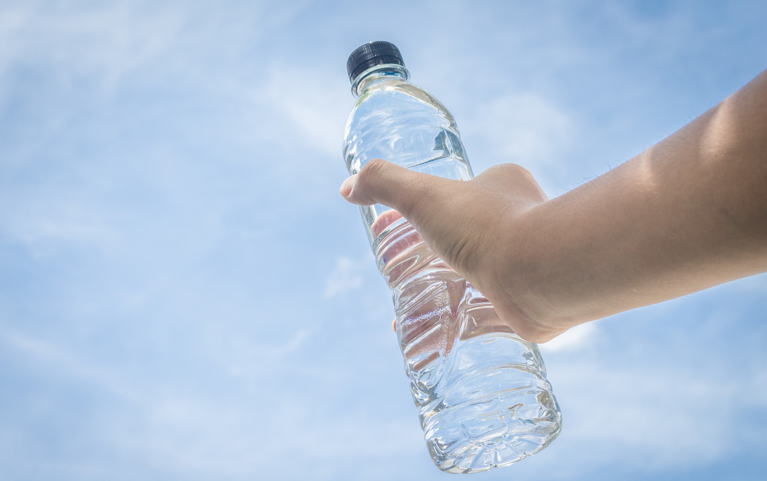 蜜雪冰城们的瓶装水「混战」：讲水源、玩概念、掀起价格战