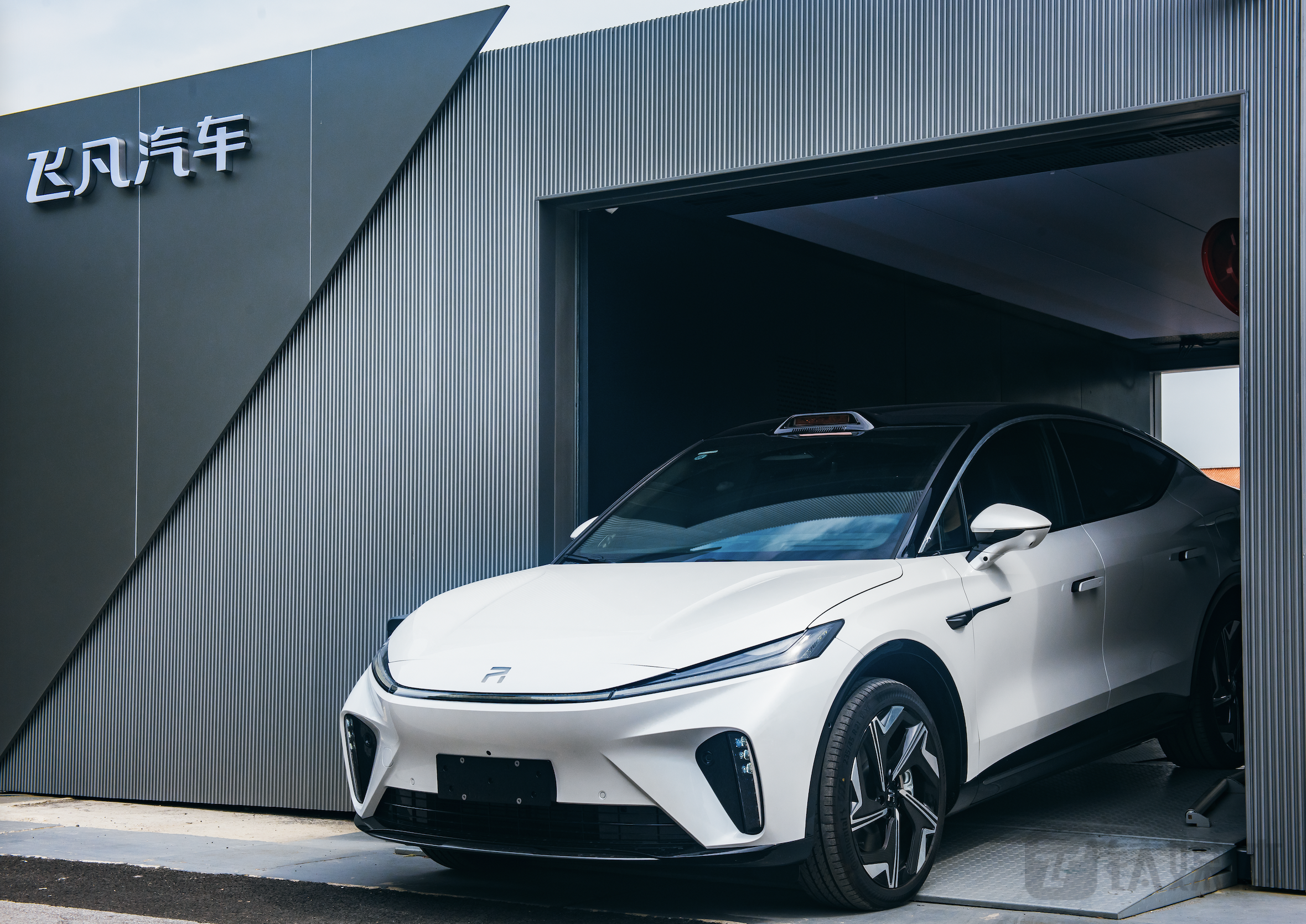 全系标配换电架构的飞凡R7将在年内投建近40座兼具充/换电功能的综合服务能源站。（图片来源：飞凡汽车）