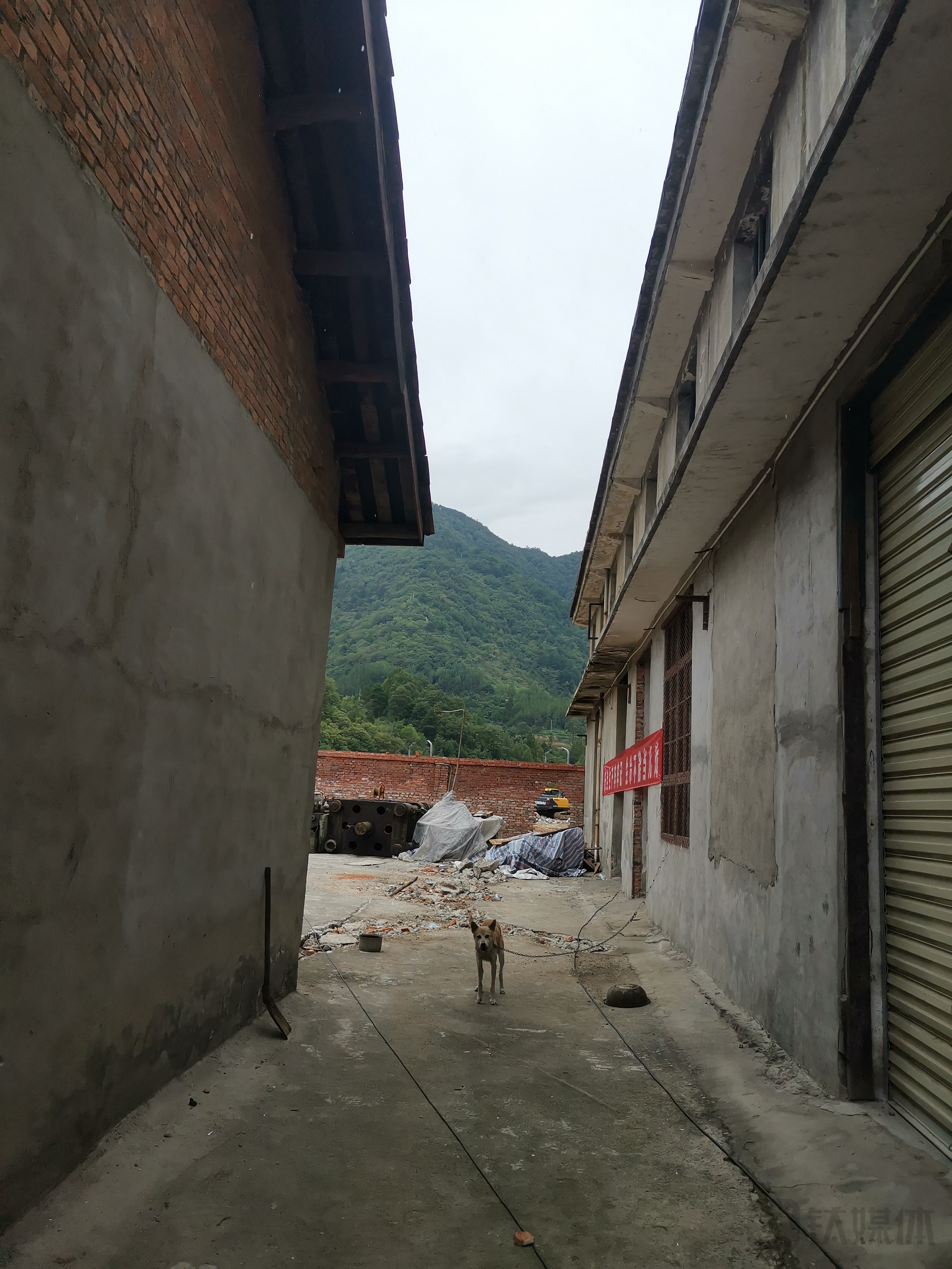 廠區(qū)內(nèi)依稀可見&ldquo;三清&rdquo;后的狼藉