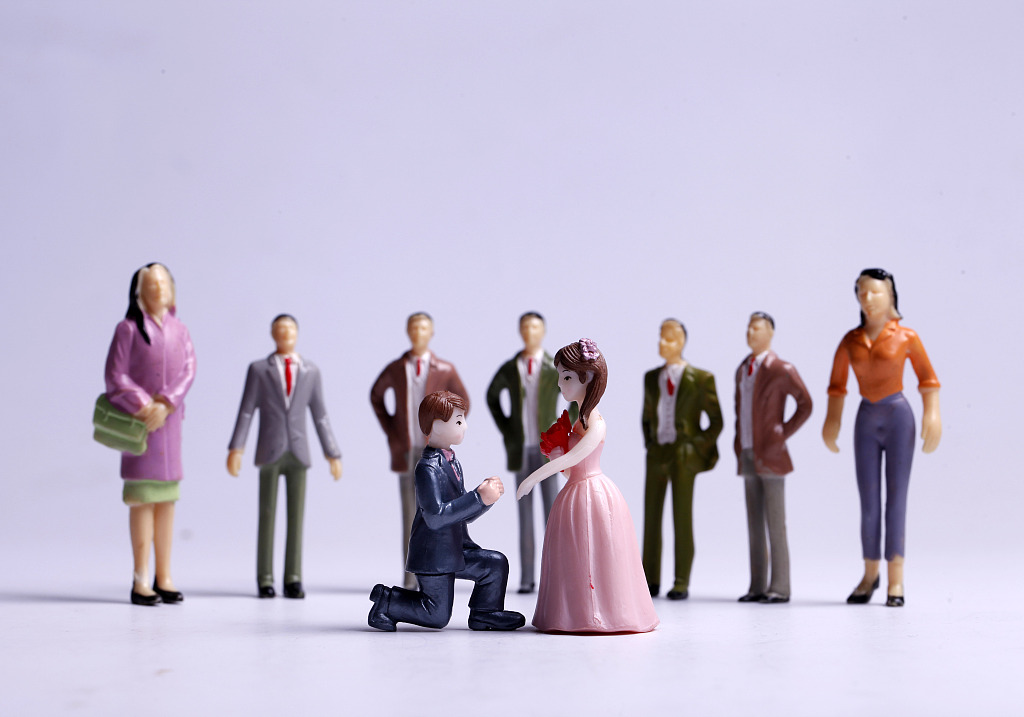 国庆扎堆办喜事：在APP租伴娘，在直播间办婚礼