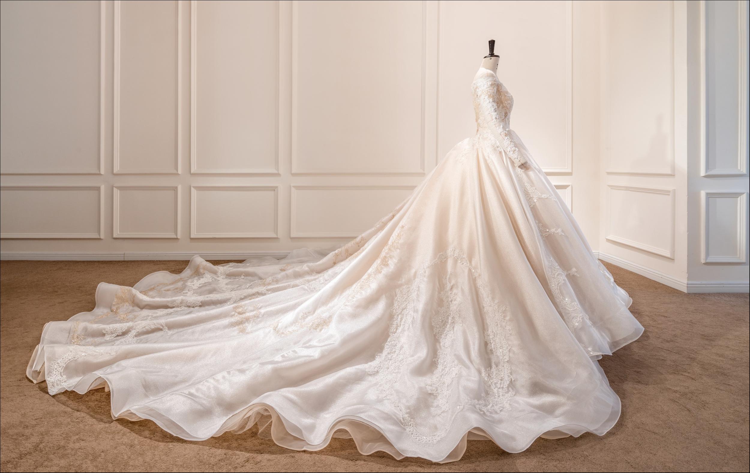 在苏州虎丘，新人用600块钱买一件婚纱