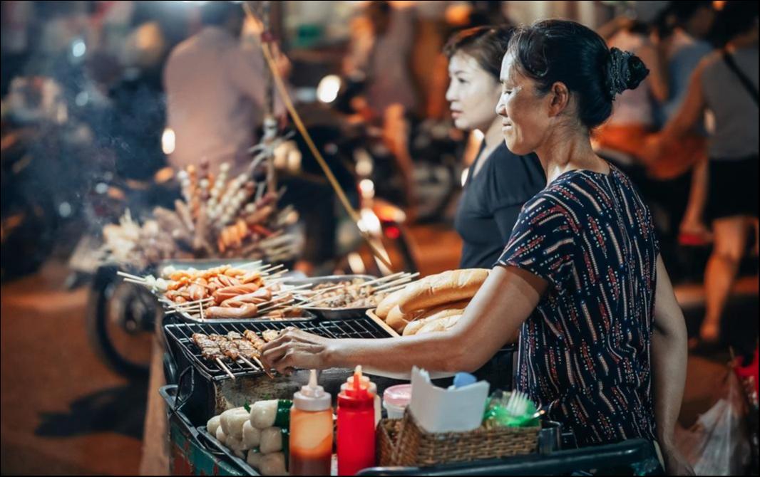 万物皆可“地摊”，现在的餐厅为什么都越来越“土”了？