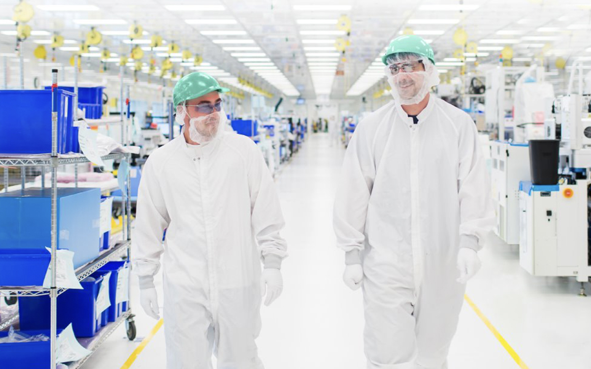 本次停止对华销售服务的芯片设备巨头泛林集团驻晶圆厂的工程师（来源：Lam Research）