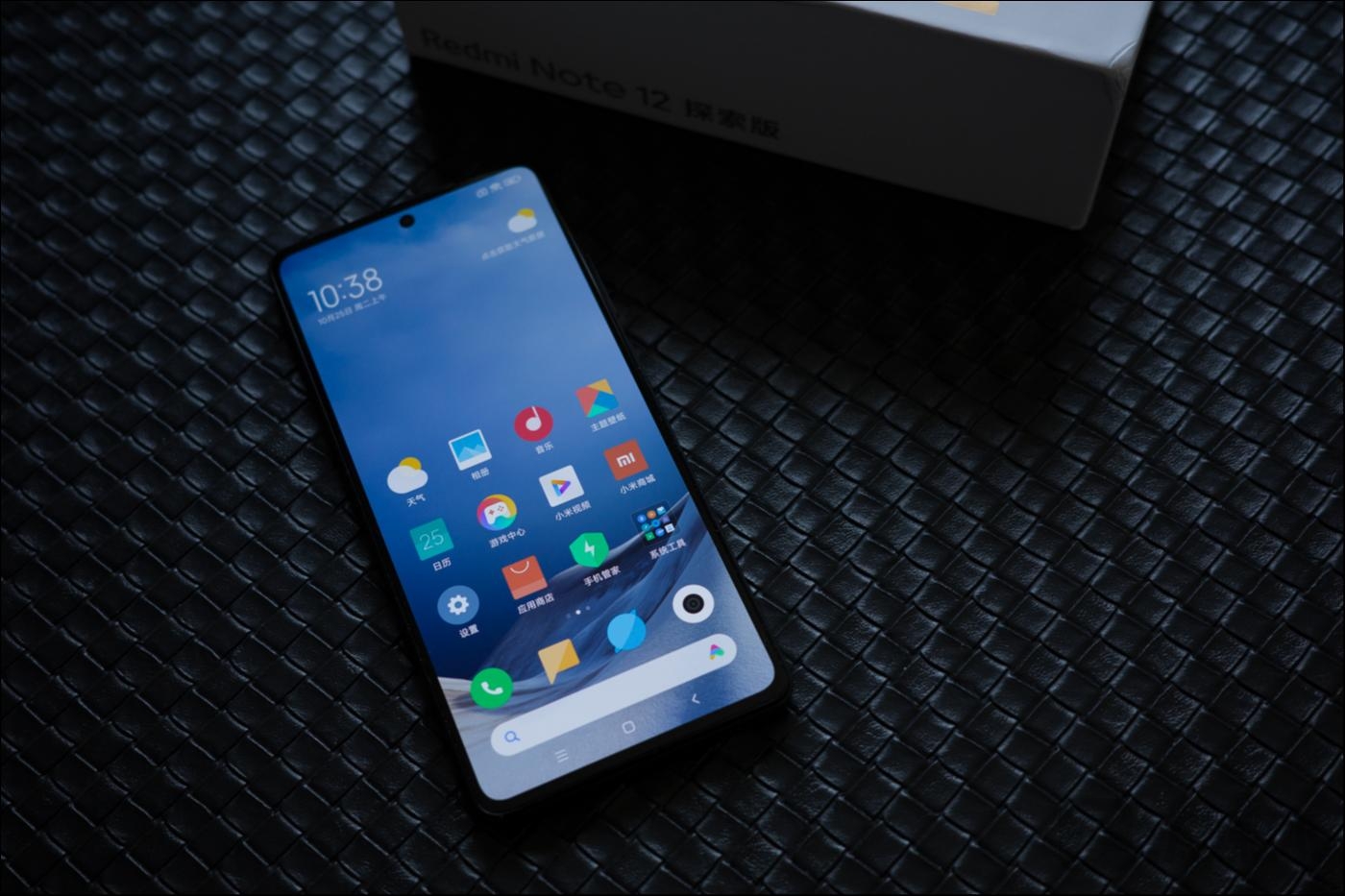 屏幕采用国产高端规格