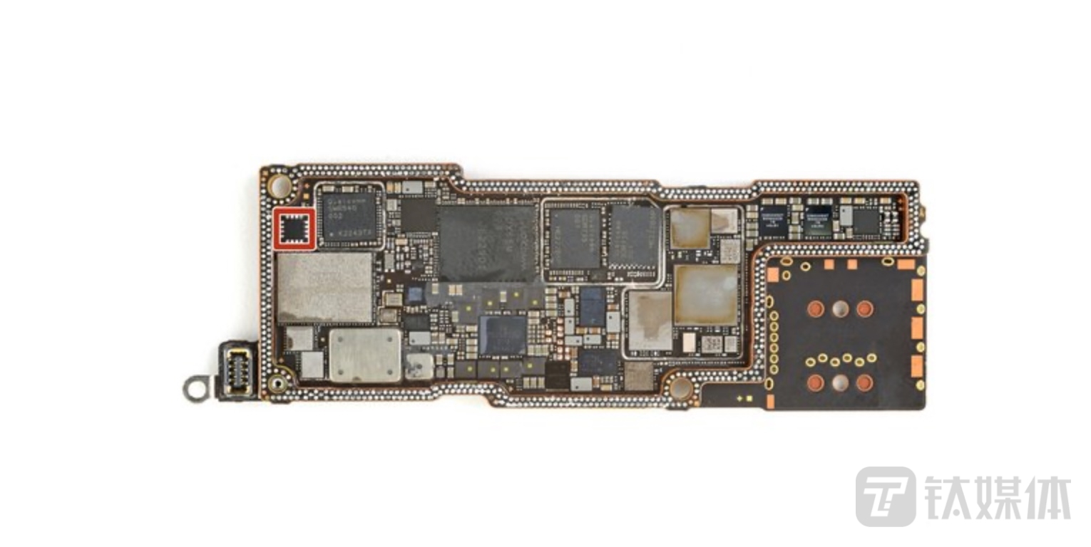 红圈部分为iPhone 14所搭载的加速度传感器，图源iFixit