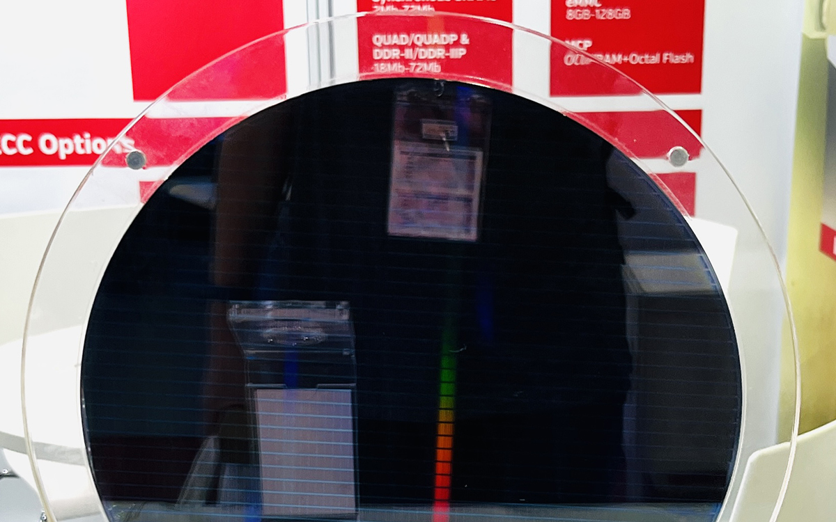 一家半导体公司展示的12寸晶圆（来源：钛媒体App拍摄）