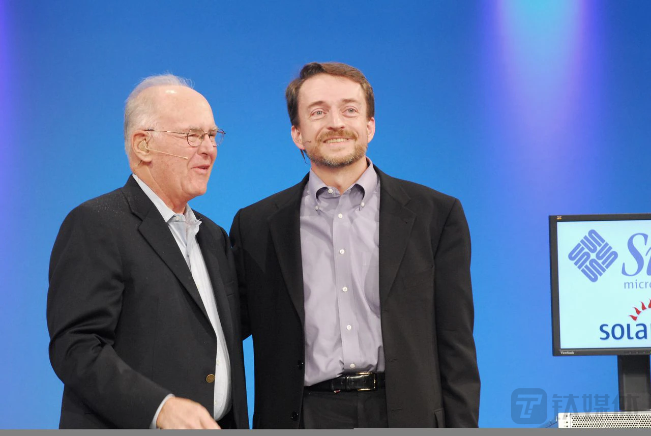 2007年,英特尔联合创始人戈登·摩尔与时任公司首席技术官、现任CEO Pat Gelsinger合影(来源:英特尔官网)