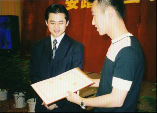 1999年， 签约乒乓球世界冠军孔令辉，以&ldquo;我选择，我喜欢&rdquo;作为广告语。图片来源：安踏官网