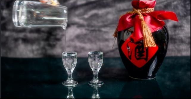 白酒图，源于视觉中国