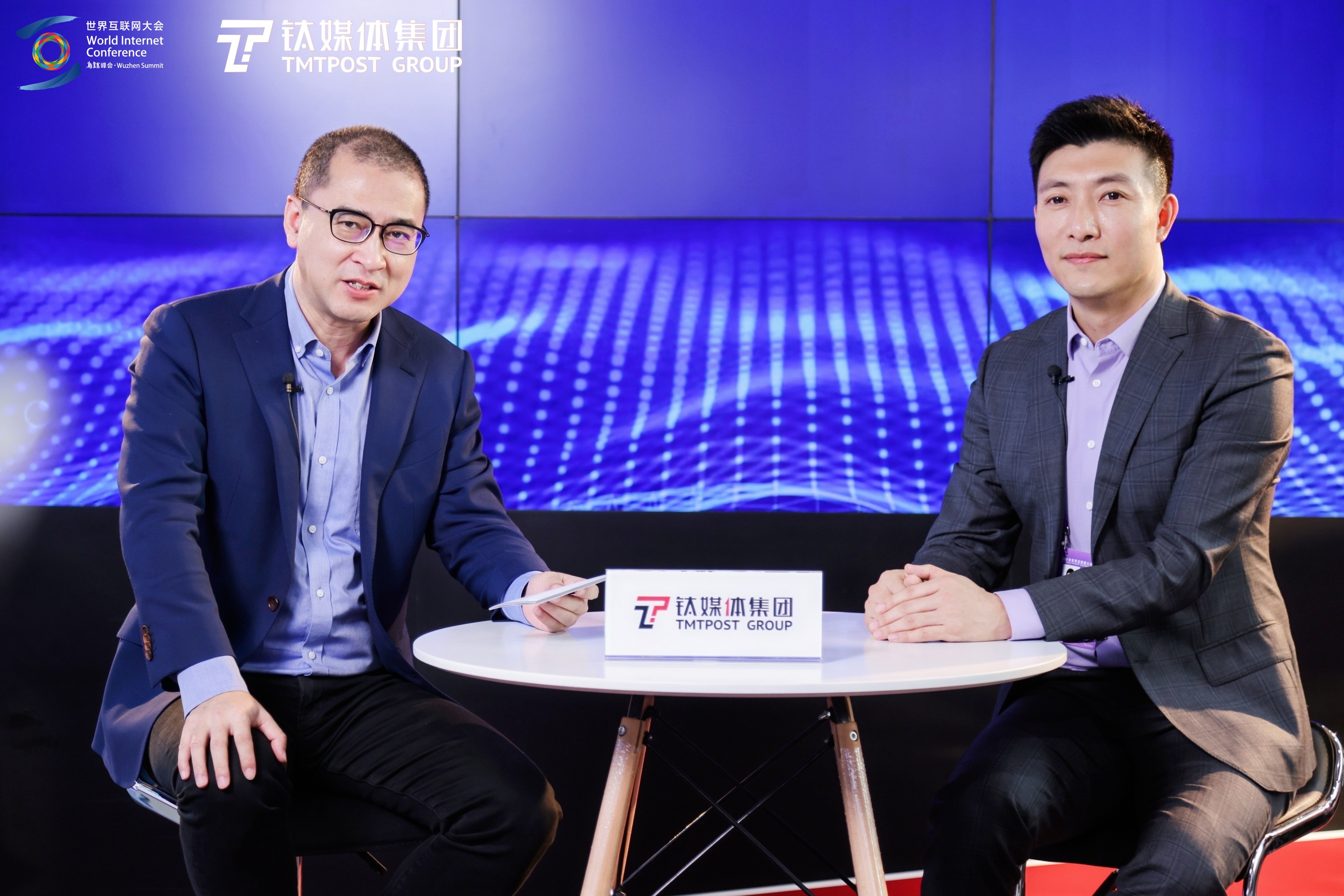 2022年世界互联网大会上,钛媒体联合创始人刘湘明(图左)对话量子之歌联合创始人白柏(图右)