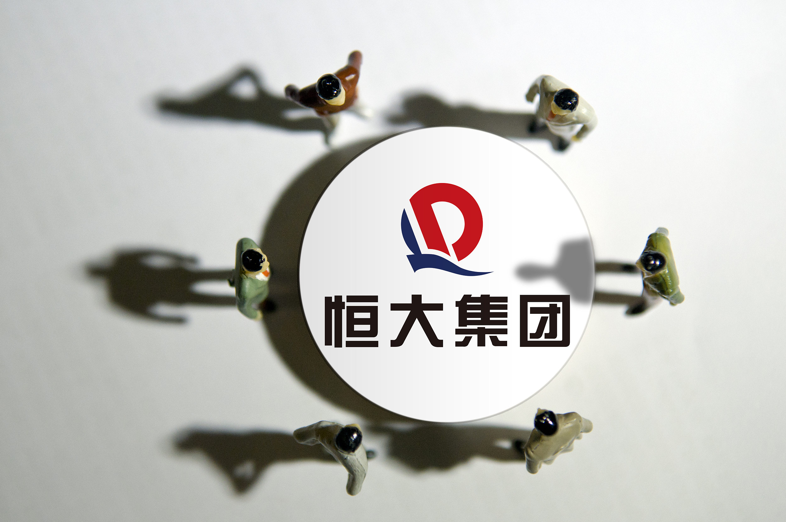 【钛晨报】恒大两只债券展期通过，获过半数债权人同意；裁员一半之后，推特公司要求部分被解雇员工返工；国内成品油价“两连涨”，汽油价格上调155元/吨