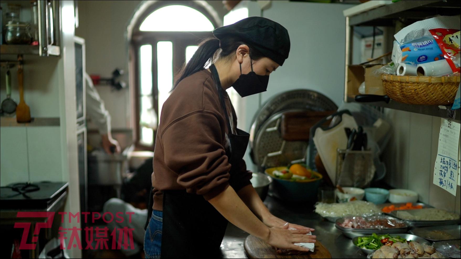 2022年10月15日,北京昌平桃林村,小蜗厨房,小蜗正在准备晚饭。