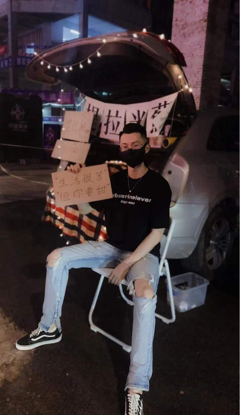 Selling tiramisu in an once quiet street