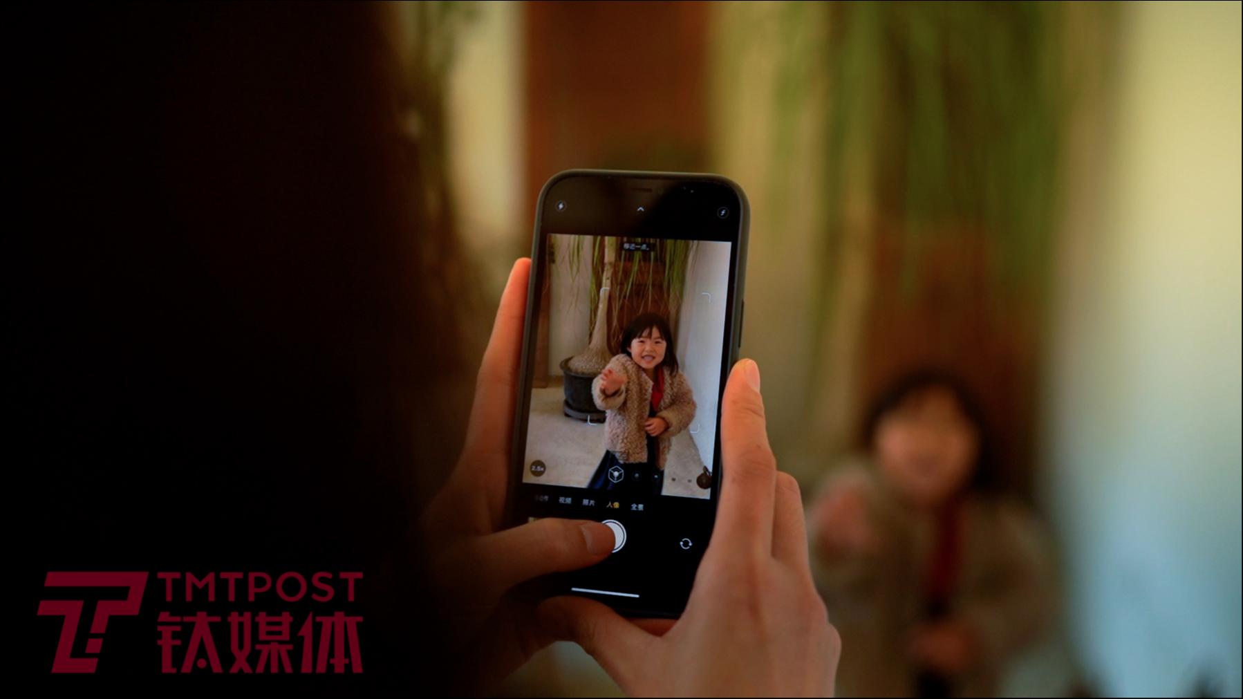 搬到乡下之后,小蜗会花很多时间陪伴孩子。