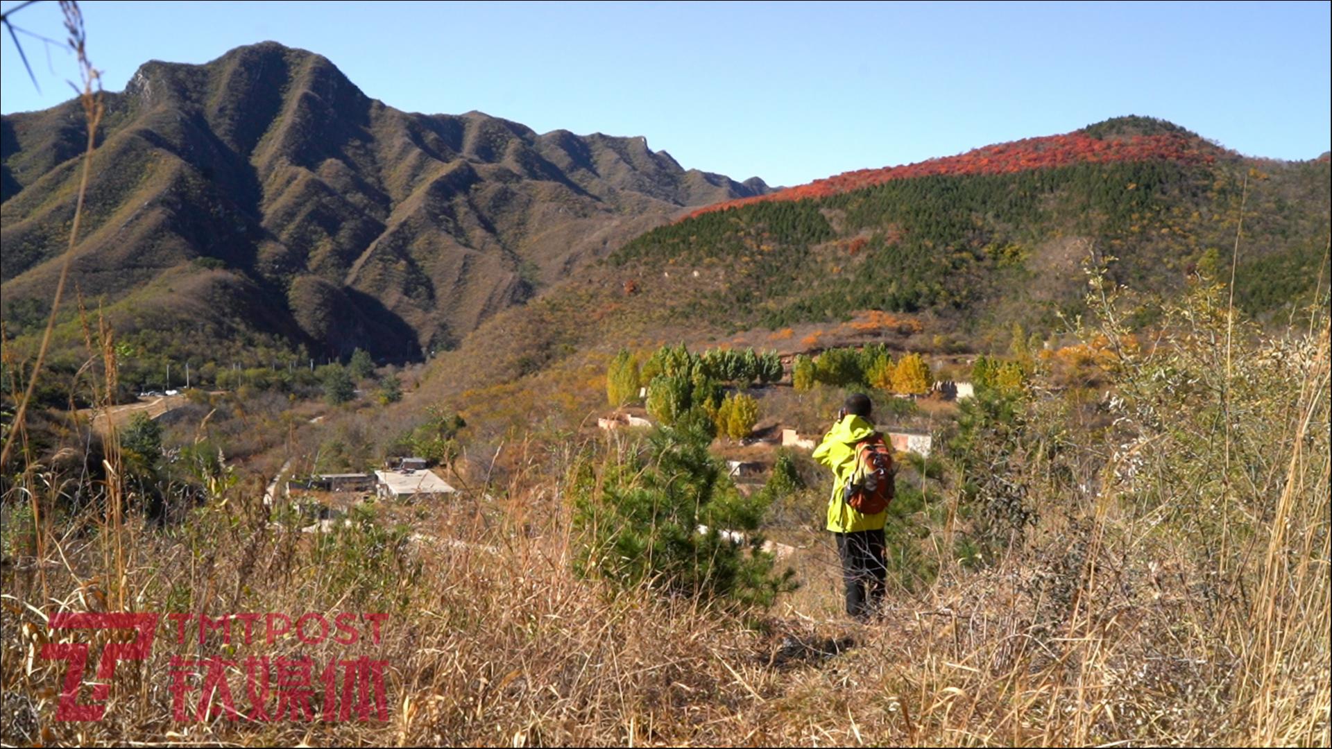 任泉灏在村子附近的山上。