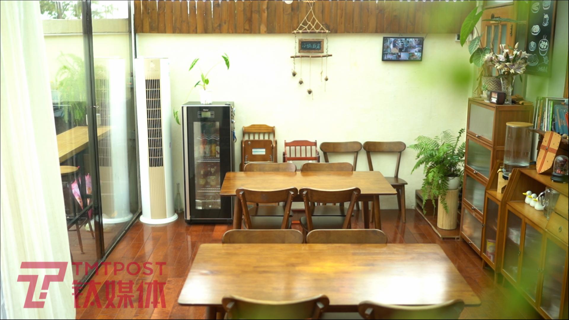 小蜗把院子改造成了一家餐厅。