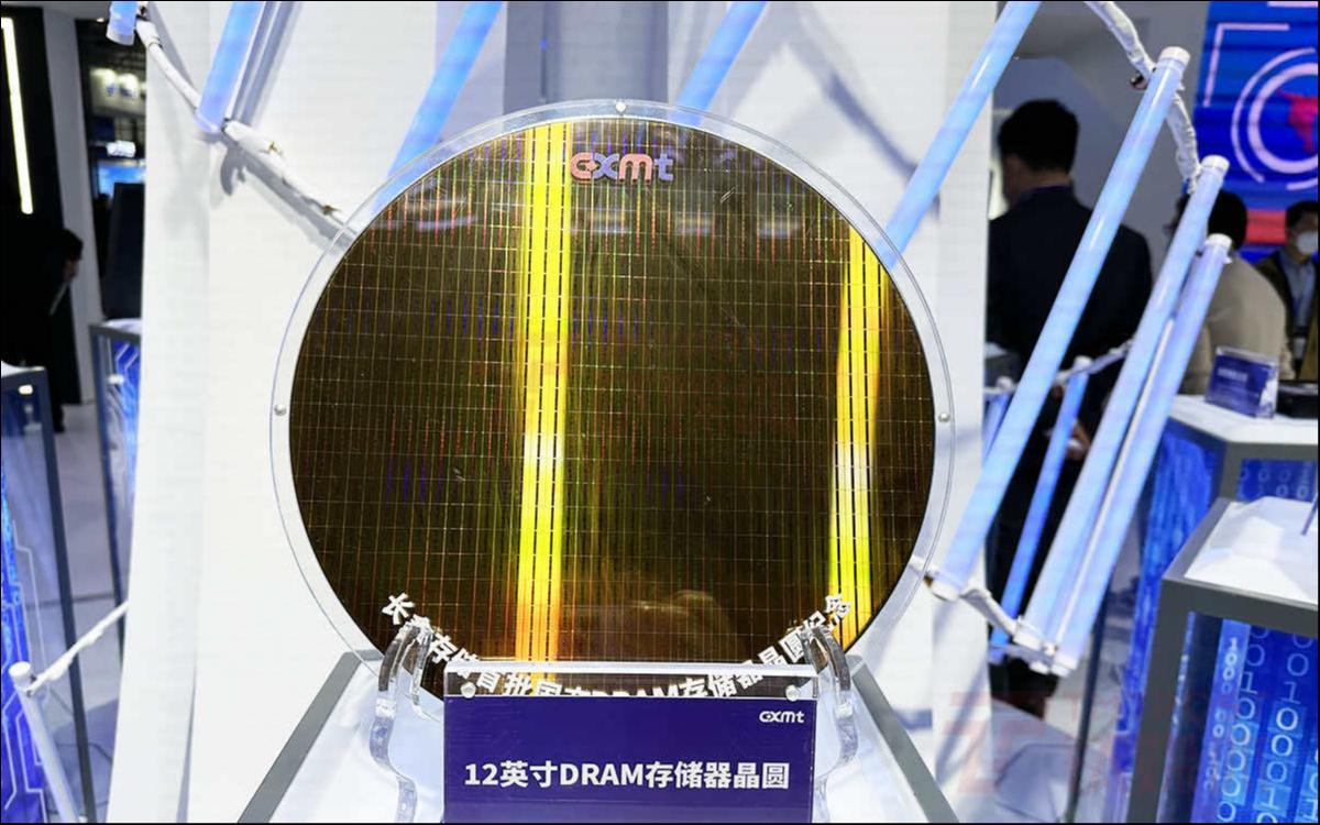 11月17日,合肥长鑫存储在当地举行的2022世界集成电路大会上展示存储器晶圆(来源:钛媒体App编辑拍摄)