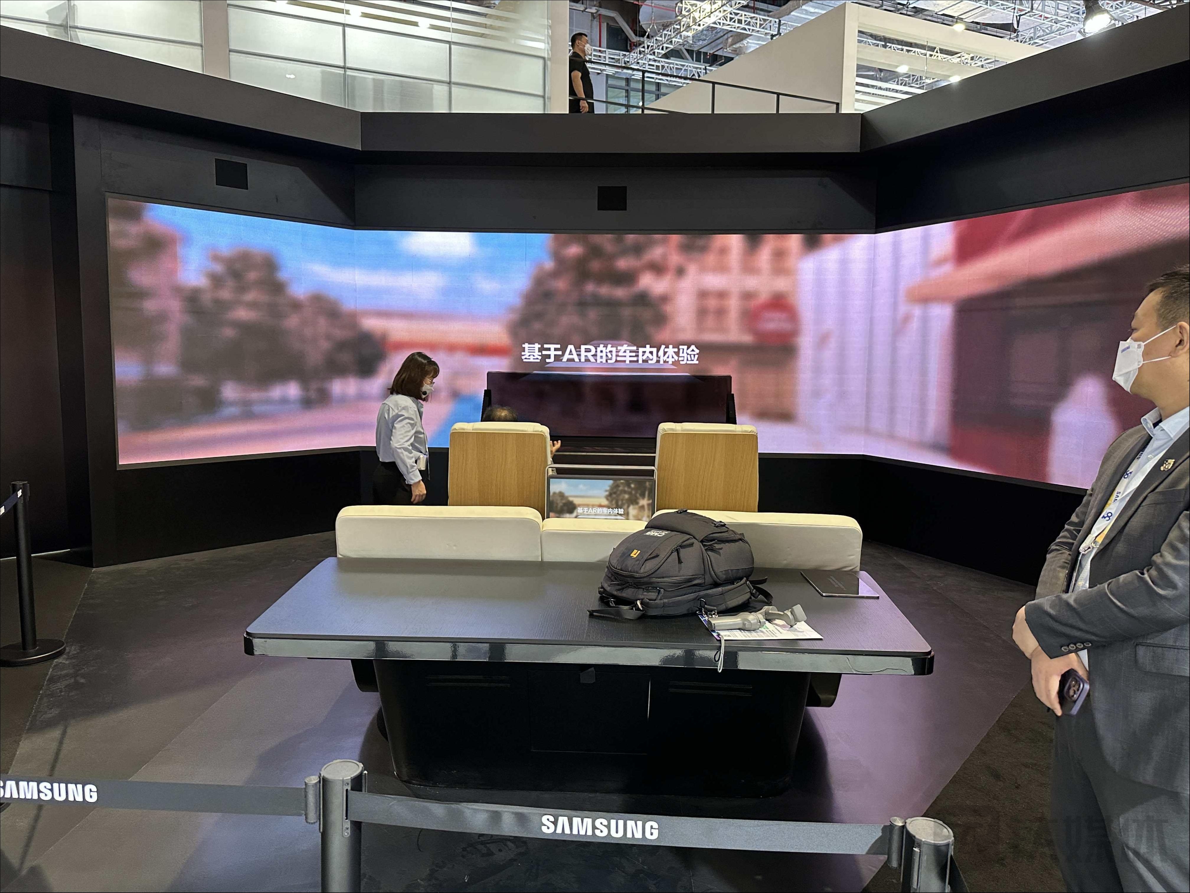 三星的AR车载体验，背后拥有多套传感器和芯片，钛媒体App只拍摄场景背影（来源：钛媒体App编辑拍摄）