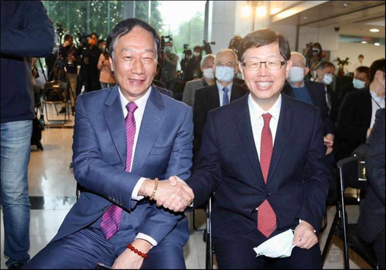 图左是鸿海科技集团创始人郭台铭，图右是鸿海科技集团董事长刘扬伟