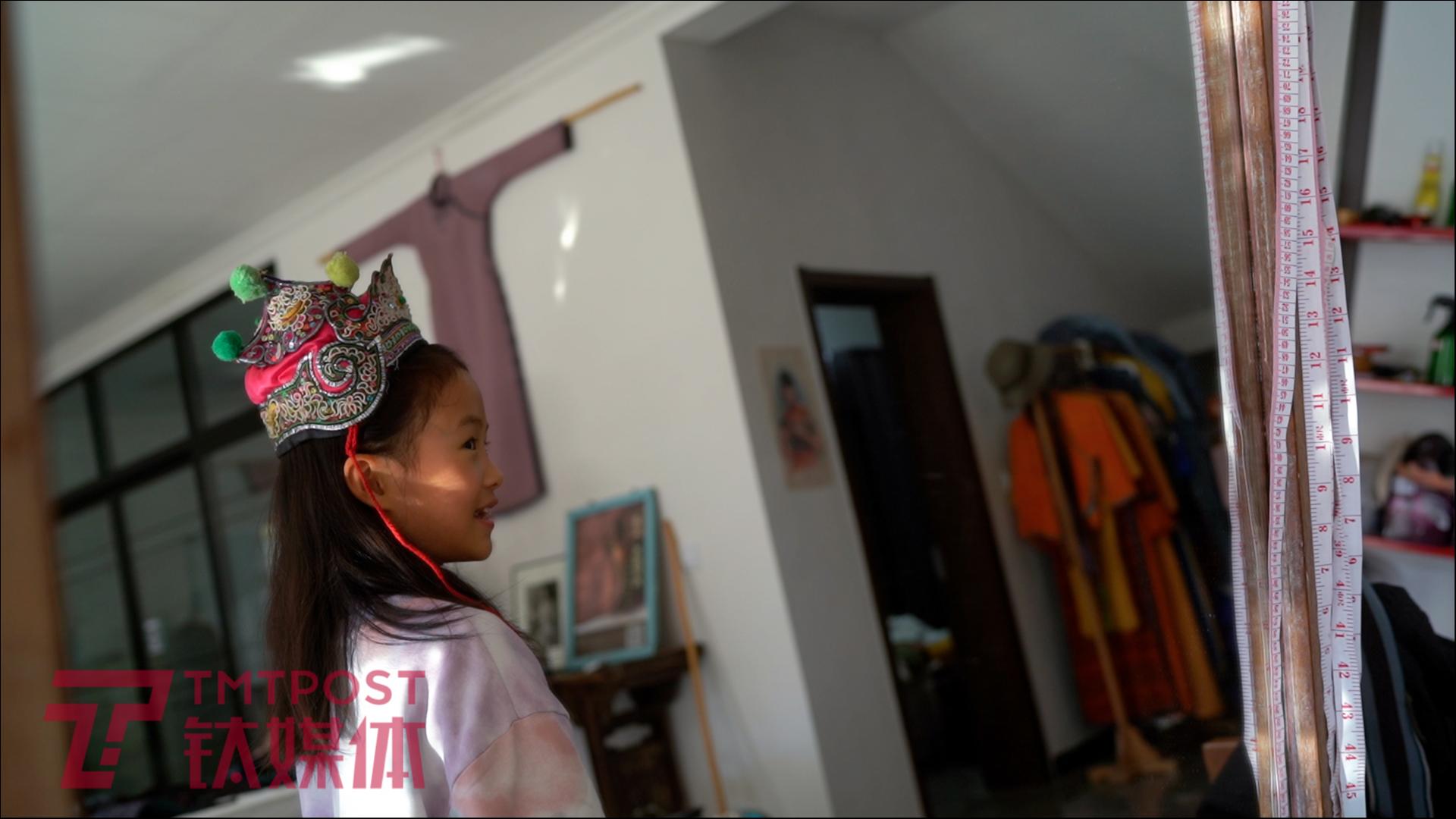 若尘女儿在试戴帽子。