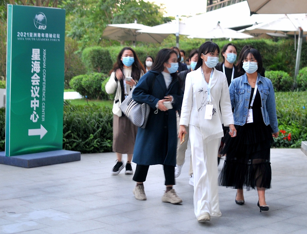 顶流复出成谜，“侧脸李子柒”野蛮生长