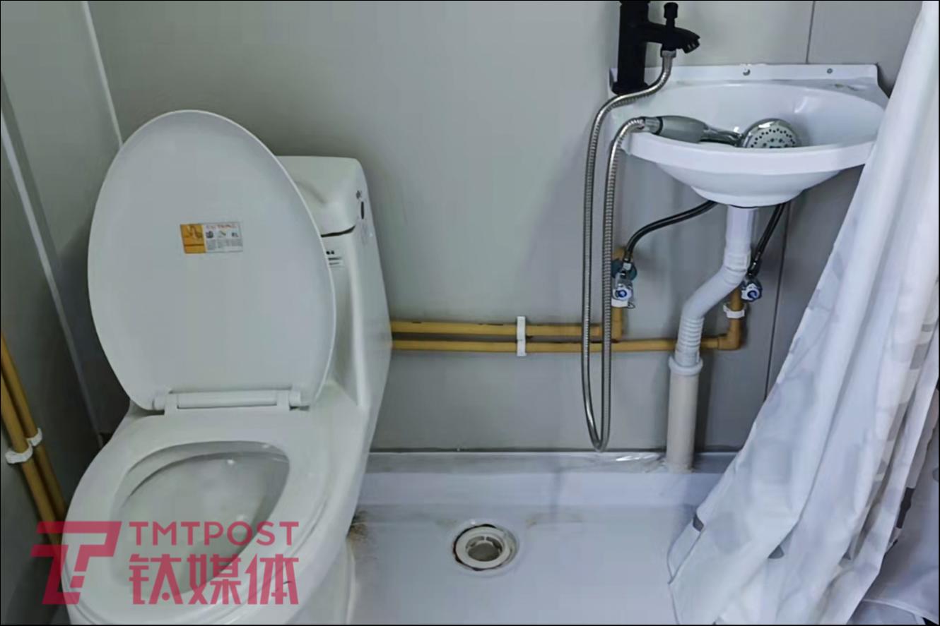 2022年4月，上海，Jimmy住的方舱（照片由受访者提供）。