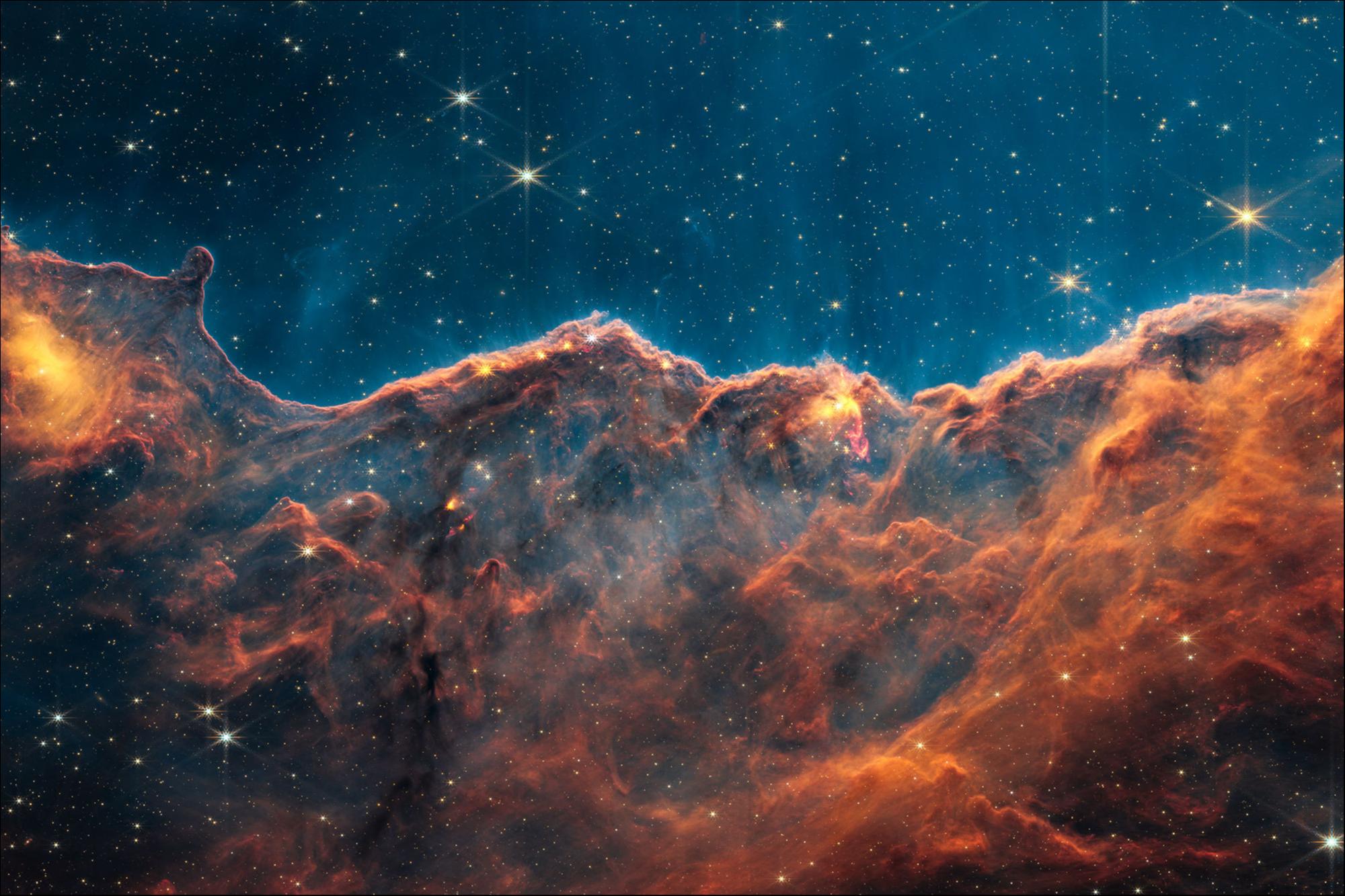 距离地球7600 光年的船底座星云 (NGC 3372)的一部分。7月12日，韦伯太空望远镜第一批红外全彩高清天文照片如期震撼发布。