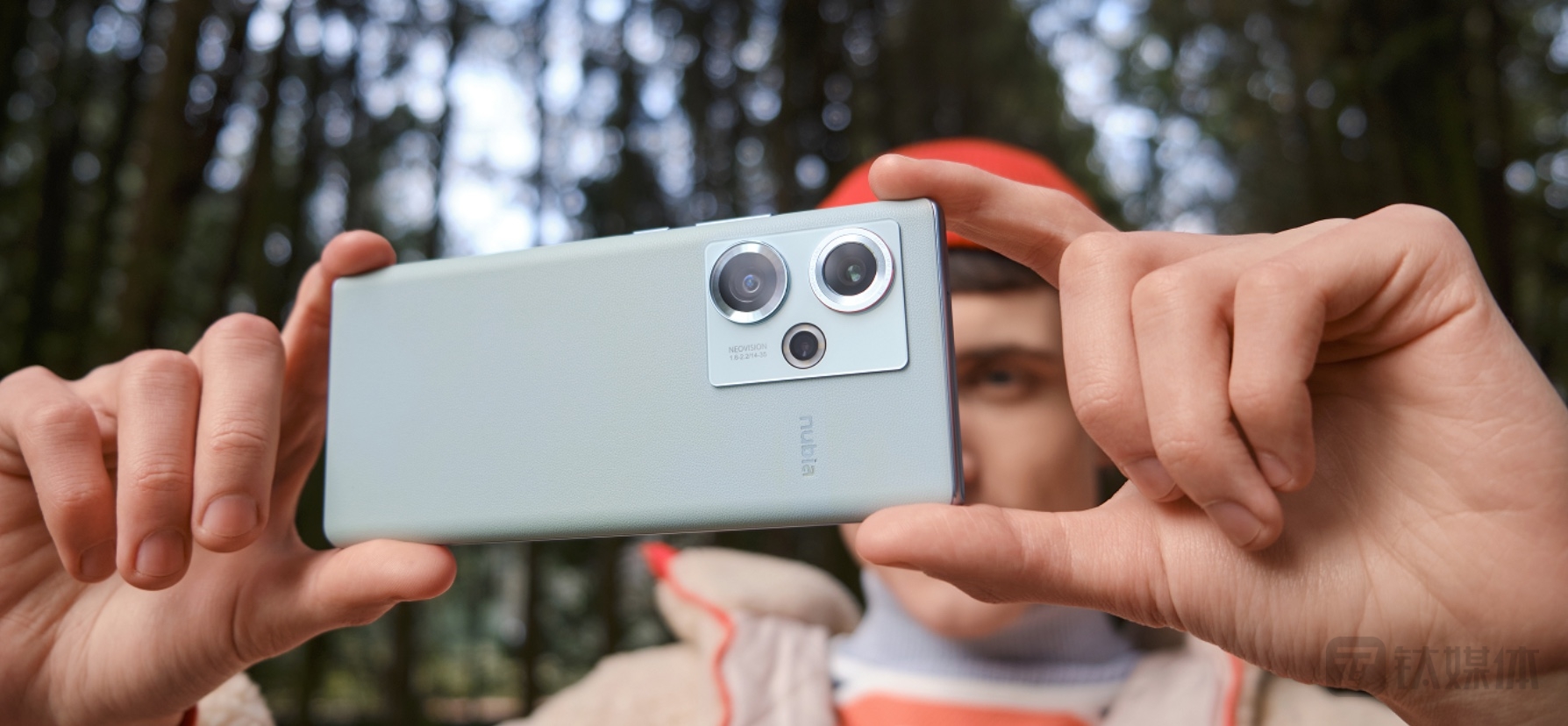 背部采用&ldquo;红圈&rdquo;设计