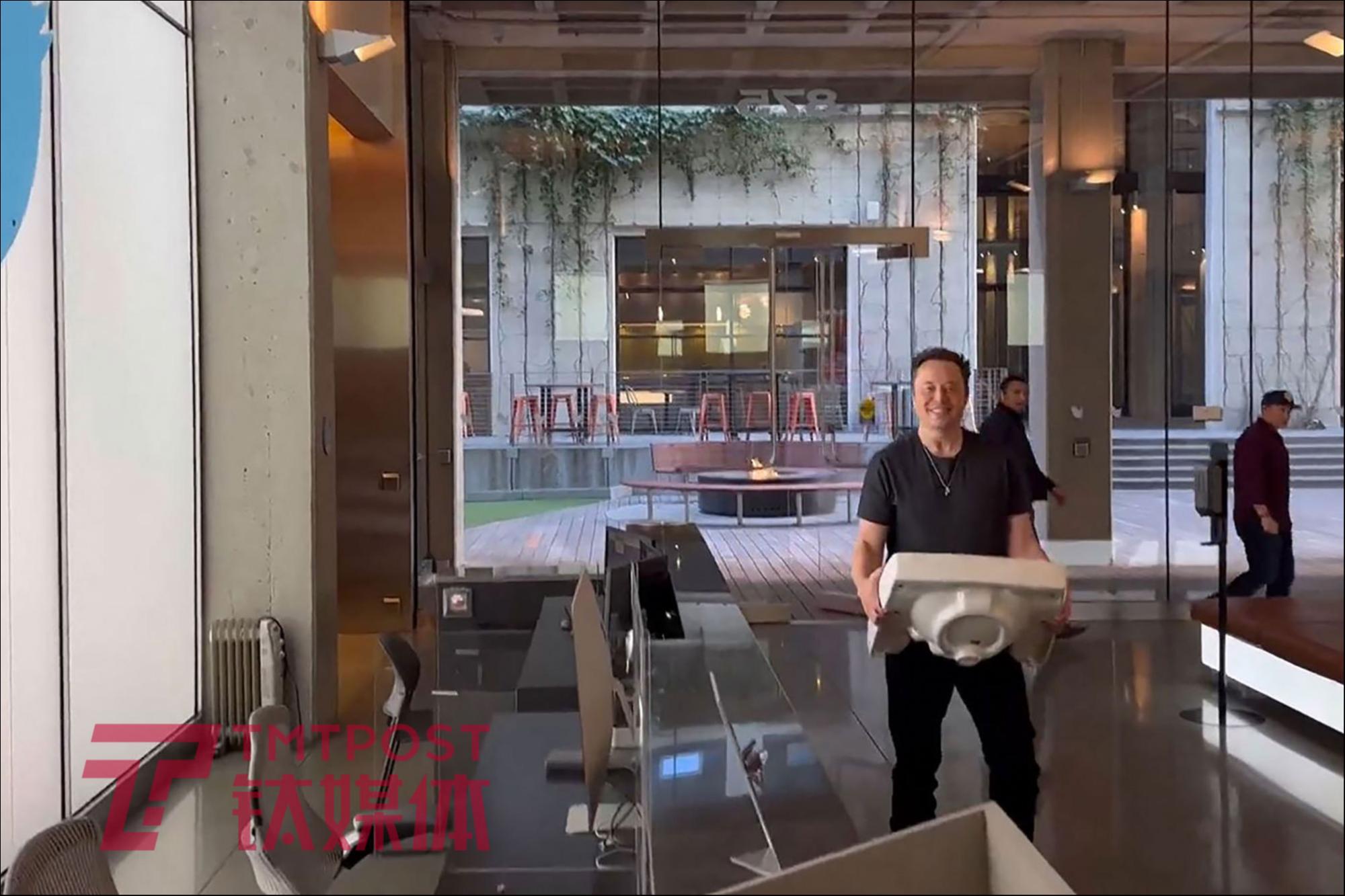 当地时间10月26日，特斯拉CEO马斯克在推特上公布了一段自己抱着一个洗手水槽进入推特总部的视频，暗示收购推特已经定局。 他在视频推文中一语双关的写道&ldquo;进入推特总部，让它沉入其中！(let that sink in)&rdquo;，并将自己的公开简介改为&ldquo;Chief Twit&rdquo;，暗示收购推特已经定局。