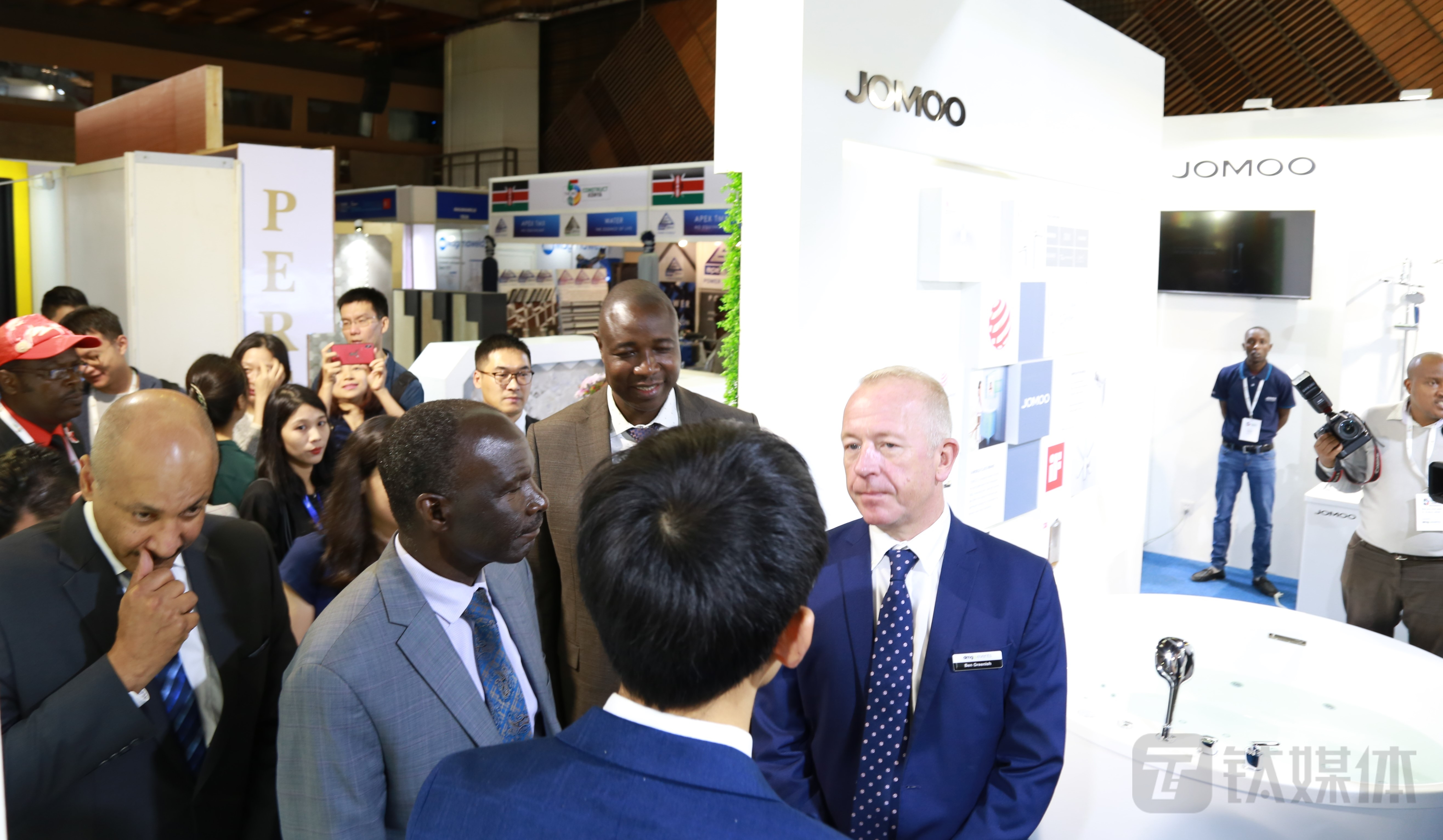 （九牧品牌积极海外参展，赢得众多海外客商前来咨询采购）