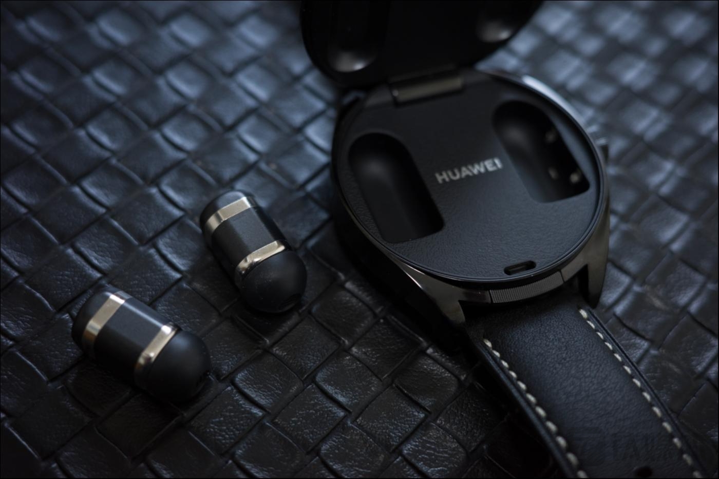 单支耳机重量仅为4g，